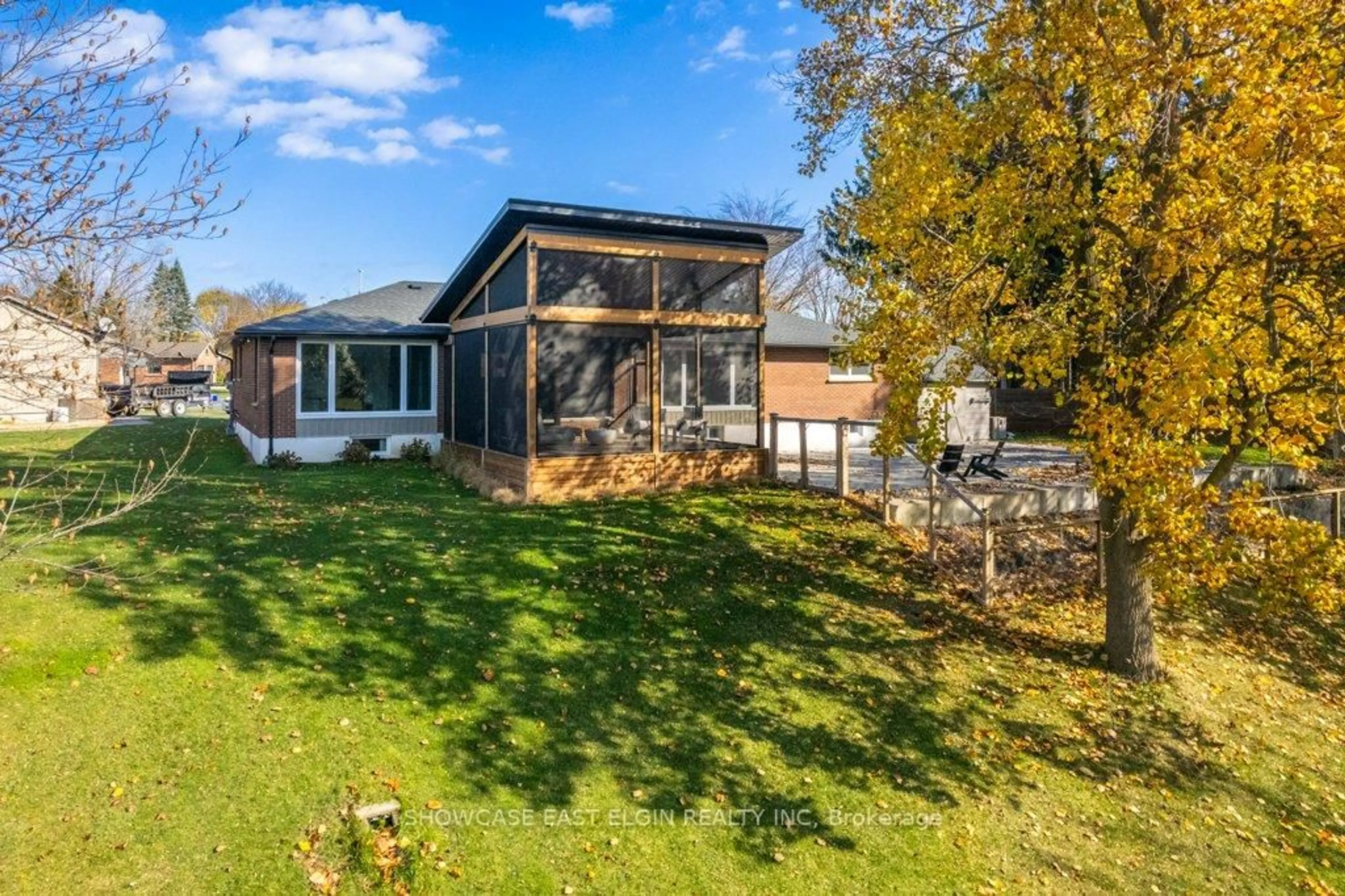 A pic from outside/outdoor area/front of a property/back of a property/a pic from drone, building for 26 Lawrence Cres, Aylmer Ontario N5H 1B5