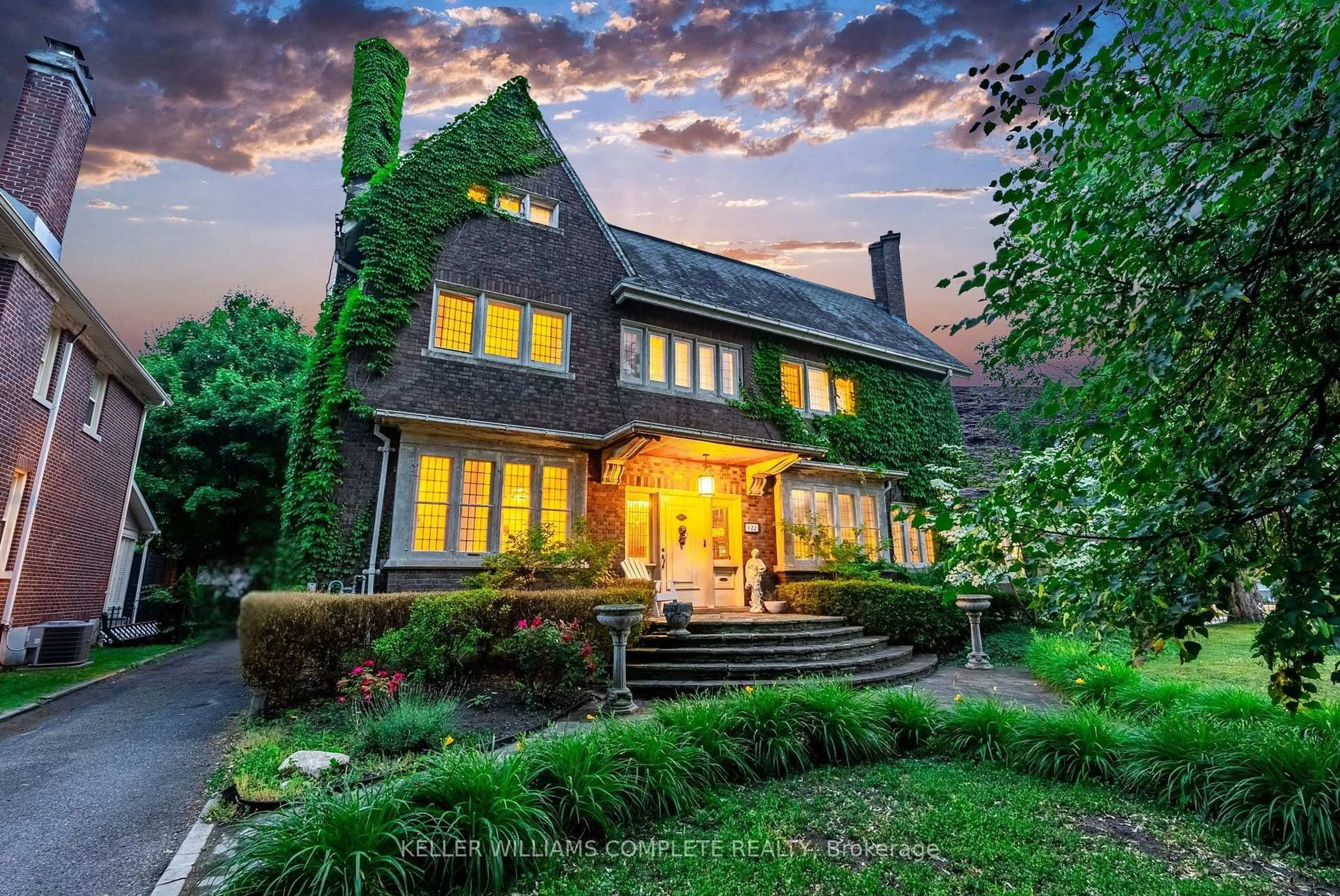 Home with brick exterior material, street for 122 Dufferin Ave, Brant Ontario N3T 4R1