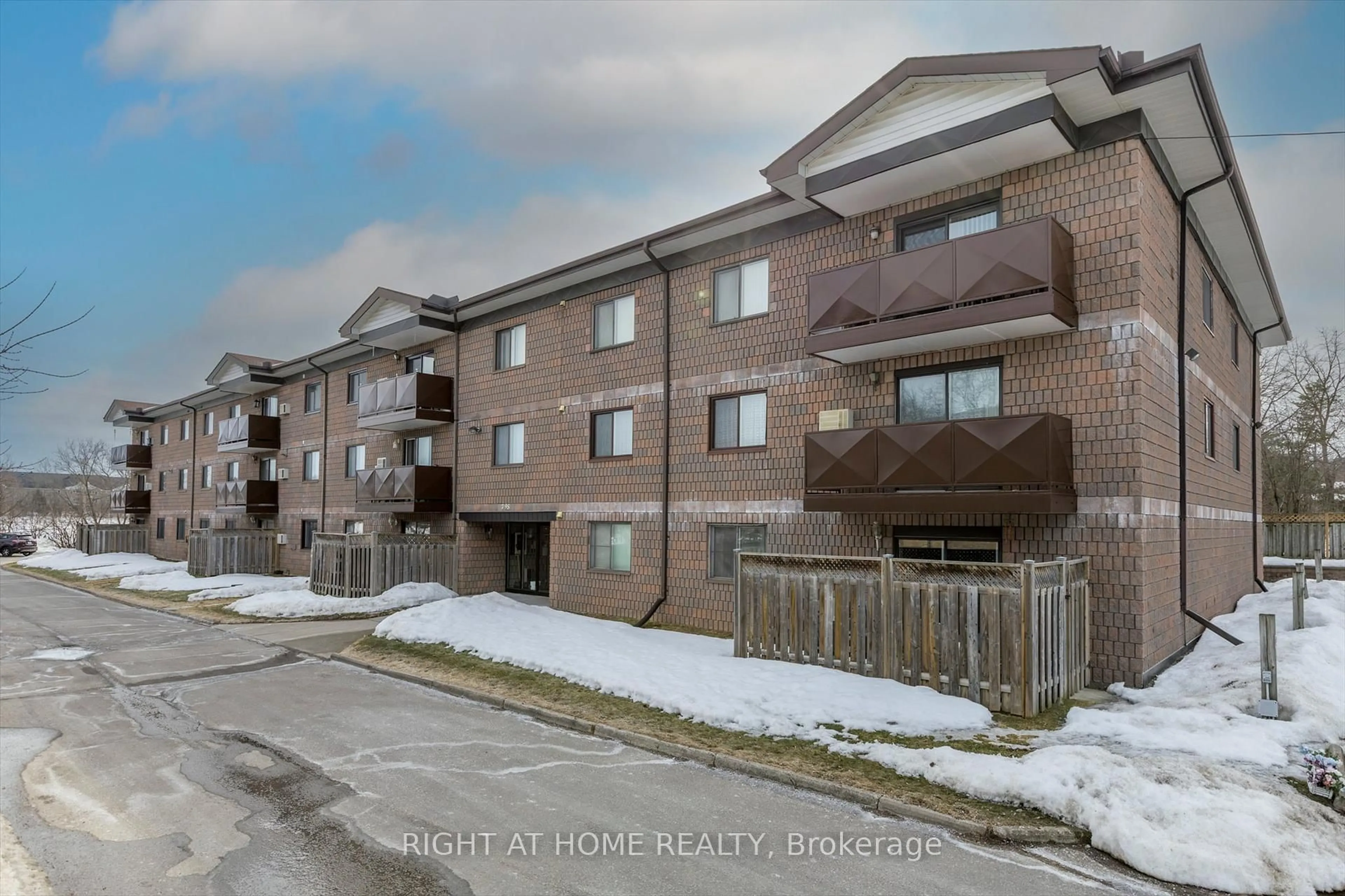 Unknown for 795 Sherbrooke St #208, Peterborough Ontario K9J 2R2