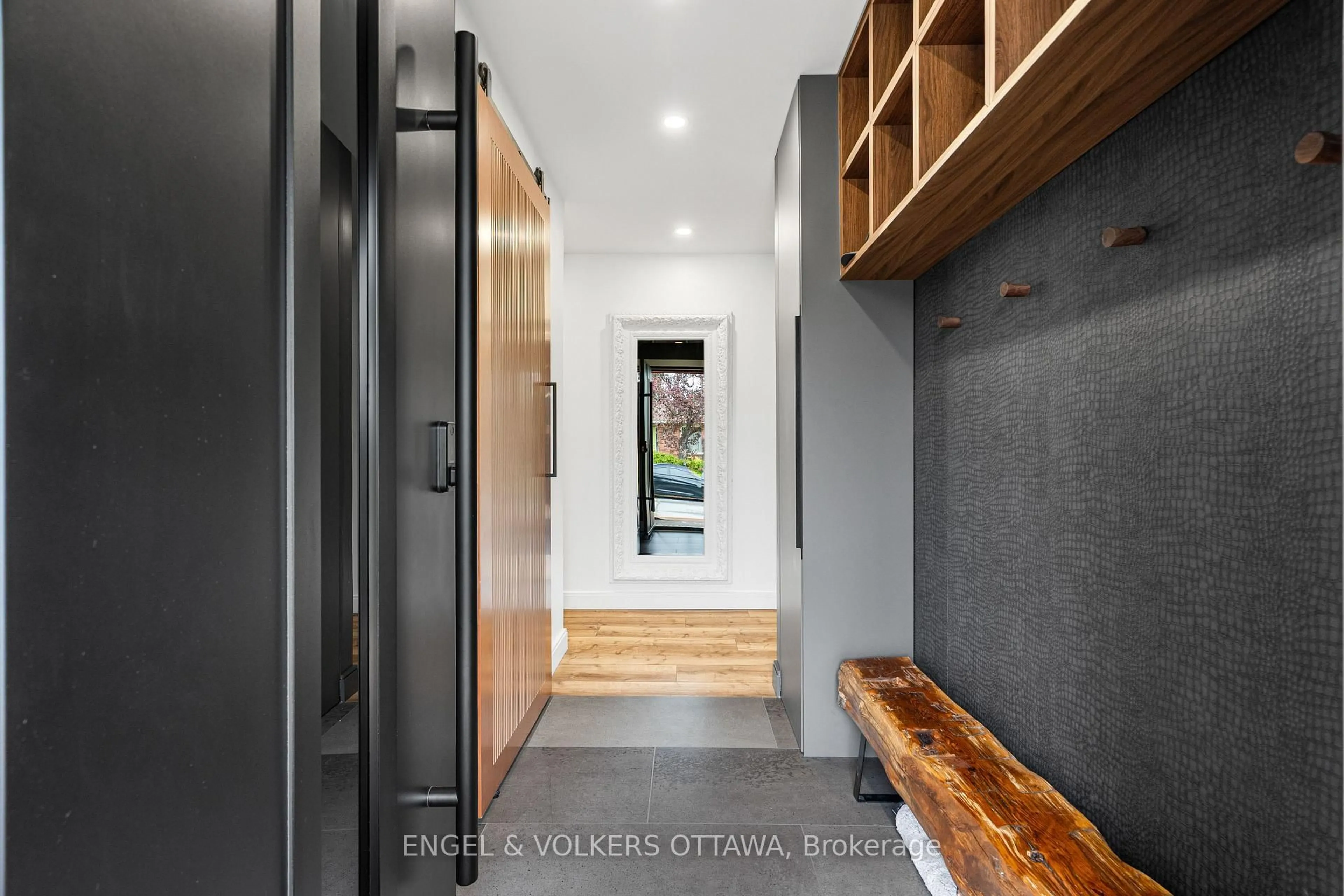 Indoor entryway for 2 Davies Crt, Ottawa Ontario K2L 1L6