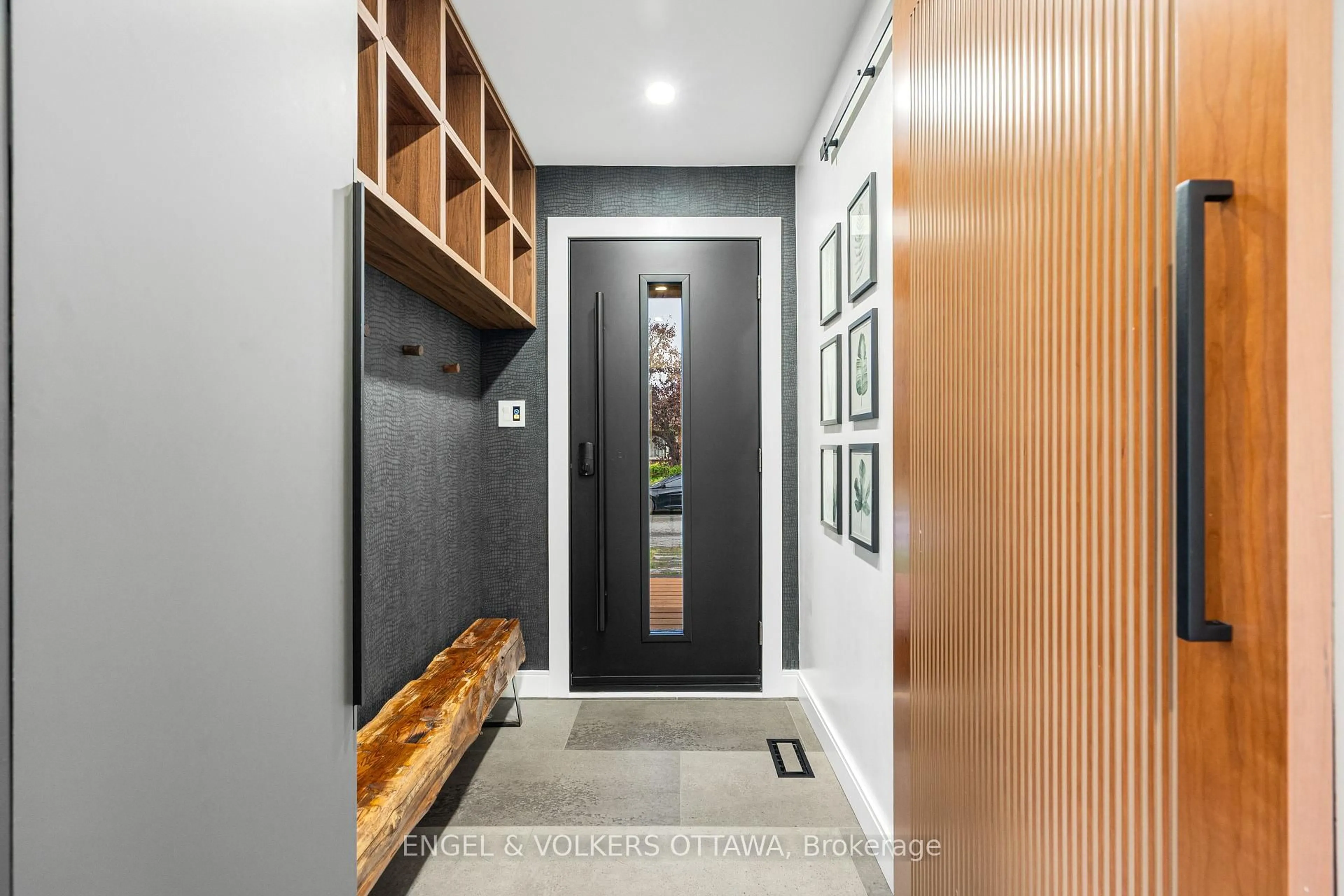 Indoor entryway for 2 Davies Crt, Ottawa Ontario K2L 1L6