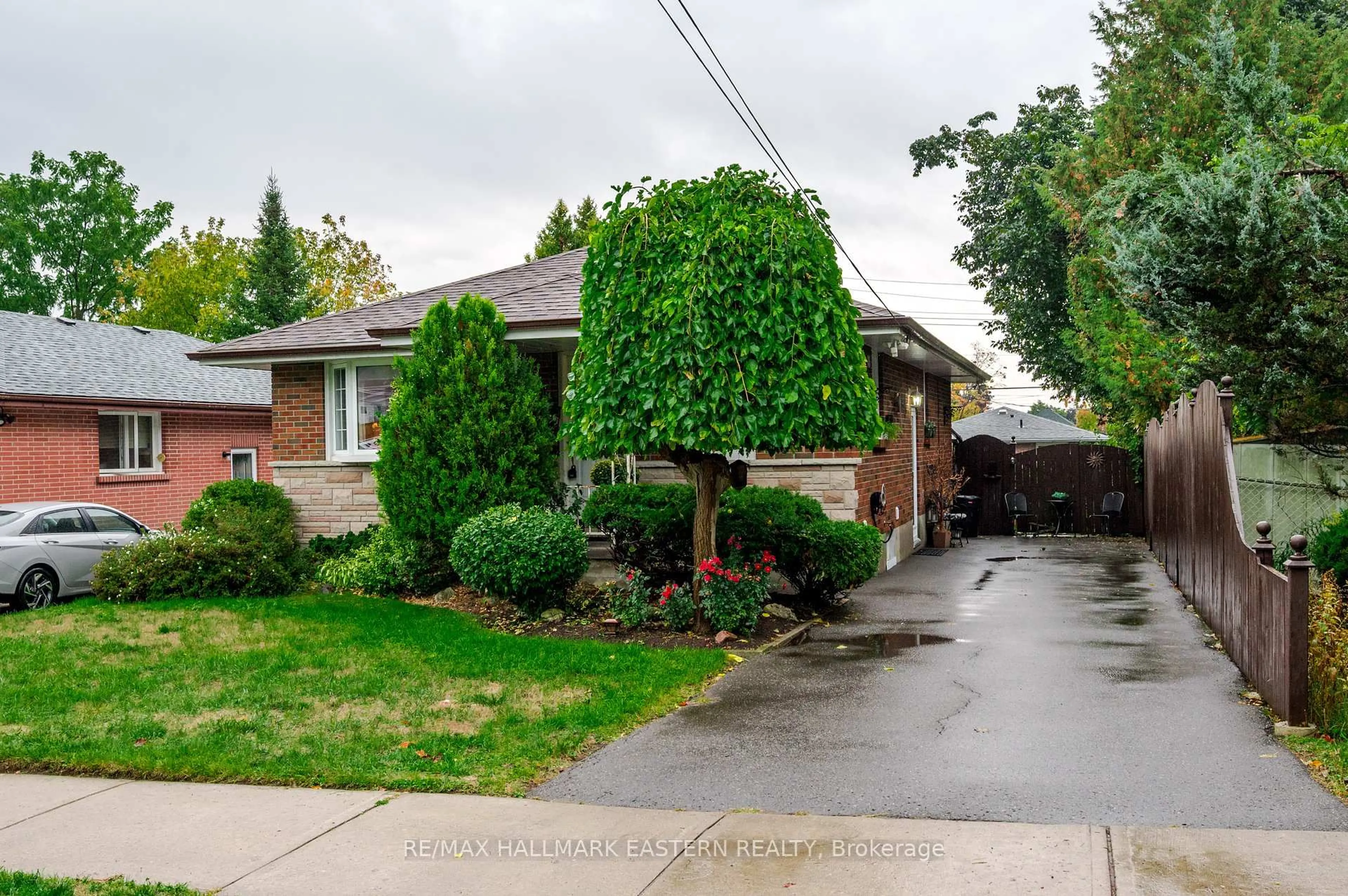 Home with brick exterior material, street for 385 Bellevue St, Peterborough Ontario K9H 5G3