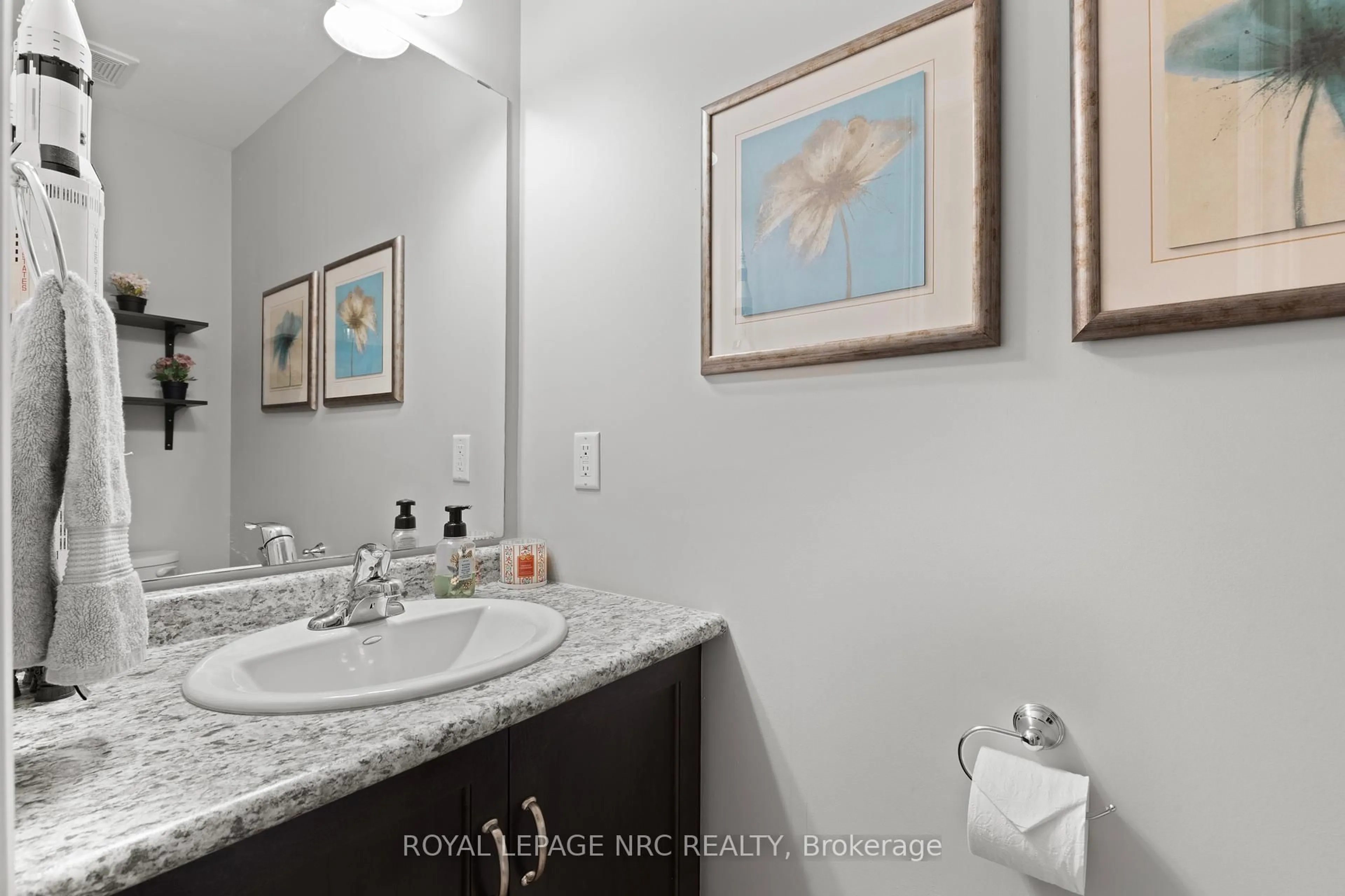 Standard bathroom, ceramic/tile floor for 377 Glancaster Rd #15, Hamilton Ontario L9G 0G4
