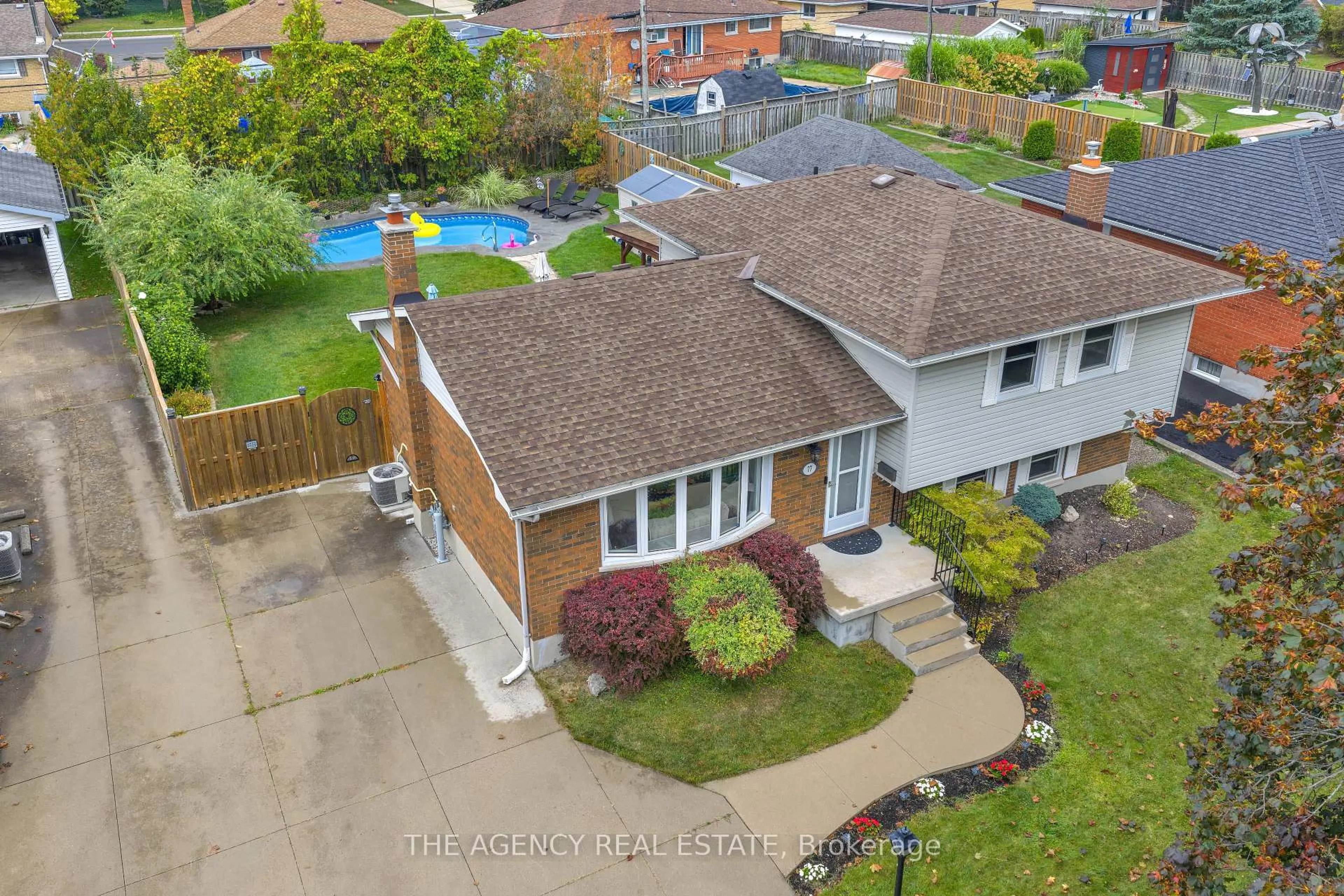 A pic from outside/outdoor area/front of a property/back of a property/a pic from drone, street for 77 Southview Cres, London South Ontario N6J 3L6