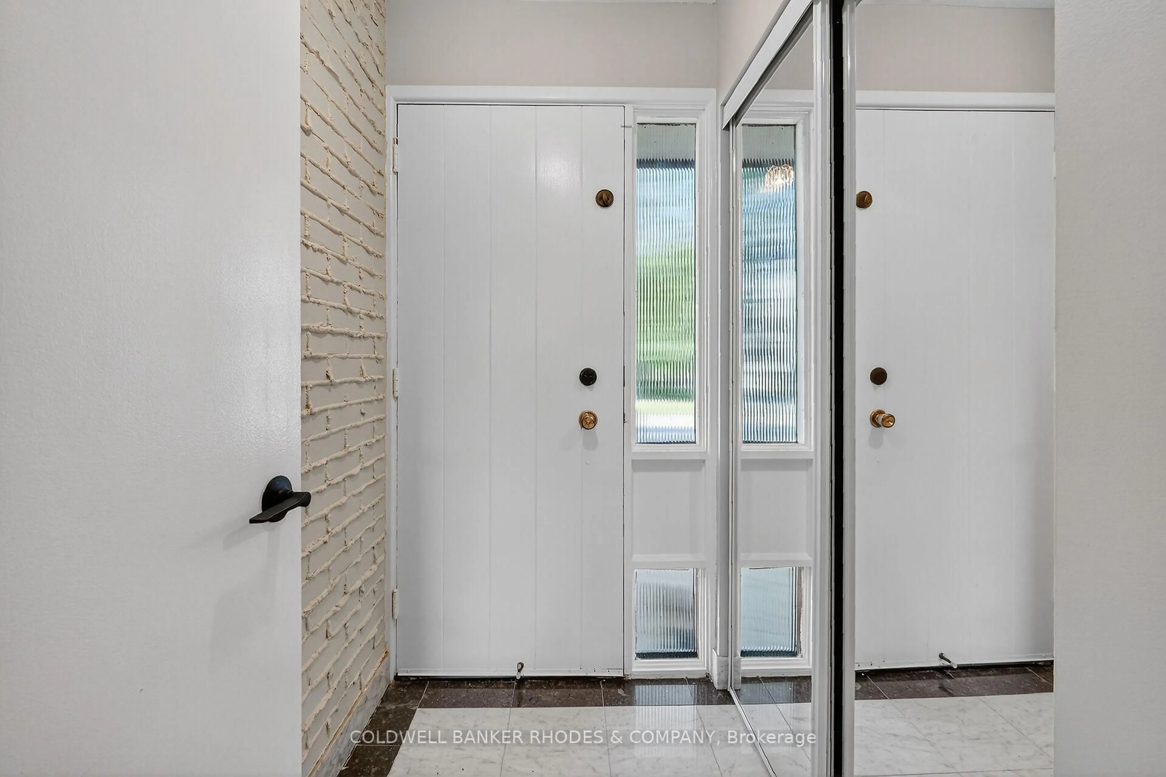 Indoor entryway for 11 Willeth Ave, Ottawa Ontario K2E 5C2