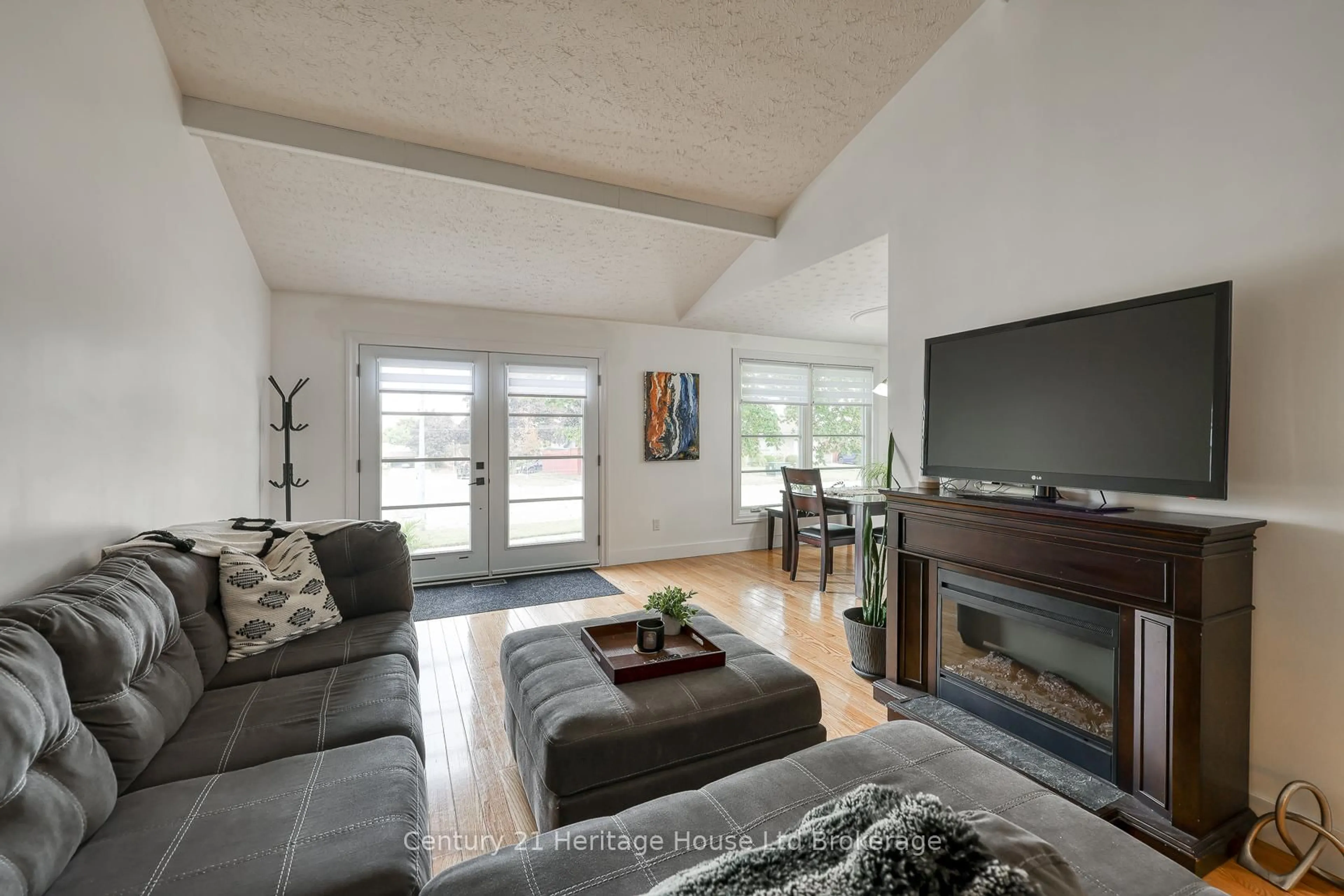 Living room with furniture, unknown for 275 Cartier Dr, Woodstock Ontario N4S 7T9