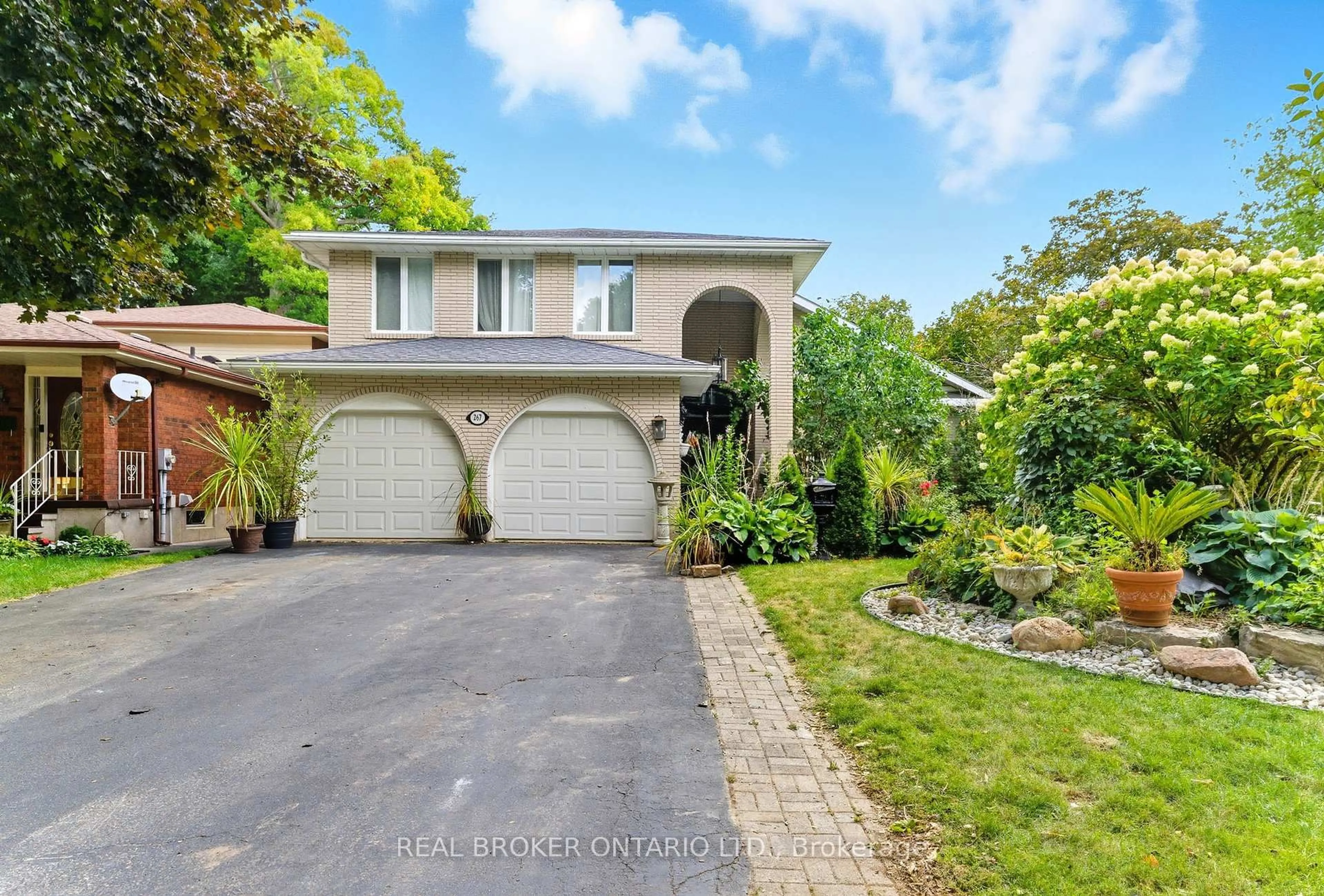 A pic from outside/outdoor area/front of a property/back of a property/a pic from drone, street for 267 Memorial Dr, Brantford Ontario N3R 7G6