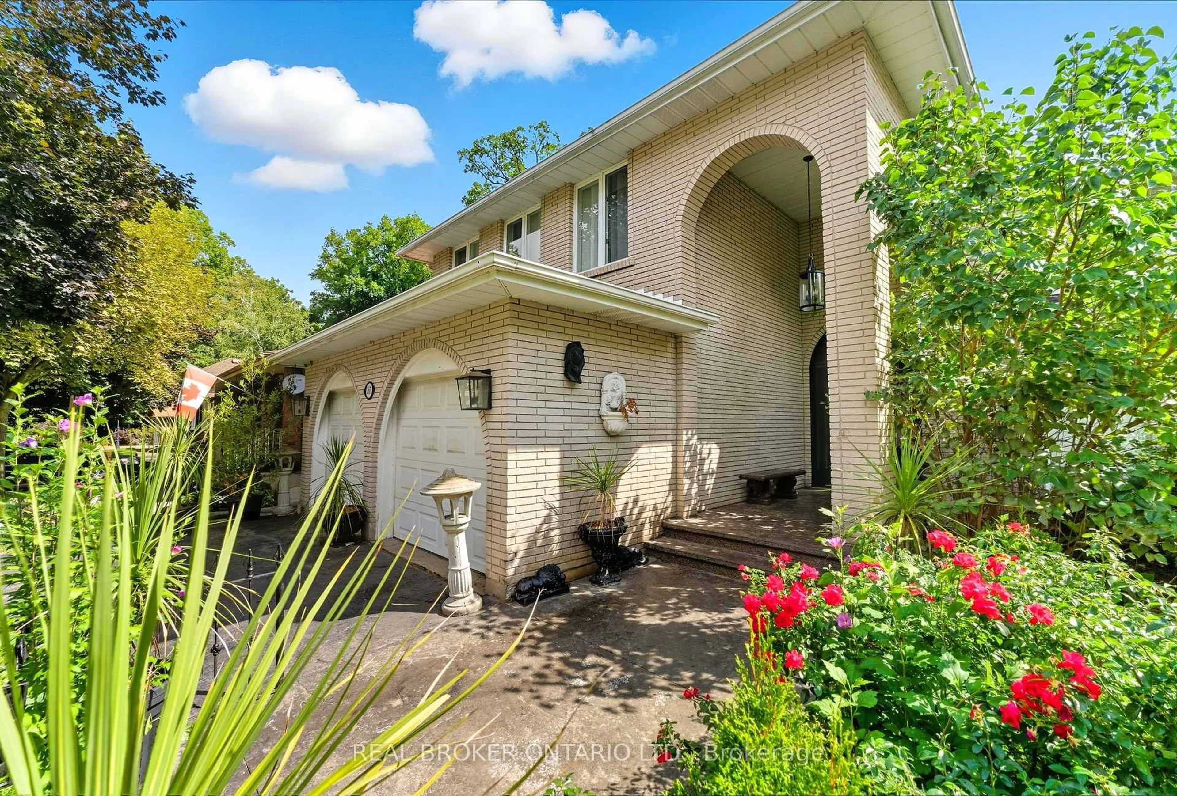 A pic from outside/outdoor area/front of a property/back of a property/a pic from drone, street for 267 Memorial Dr, Brantford Ontario N3R 7G6