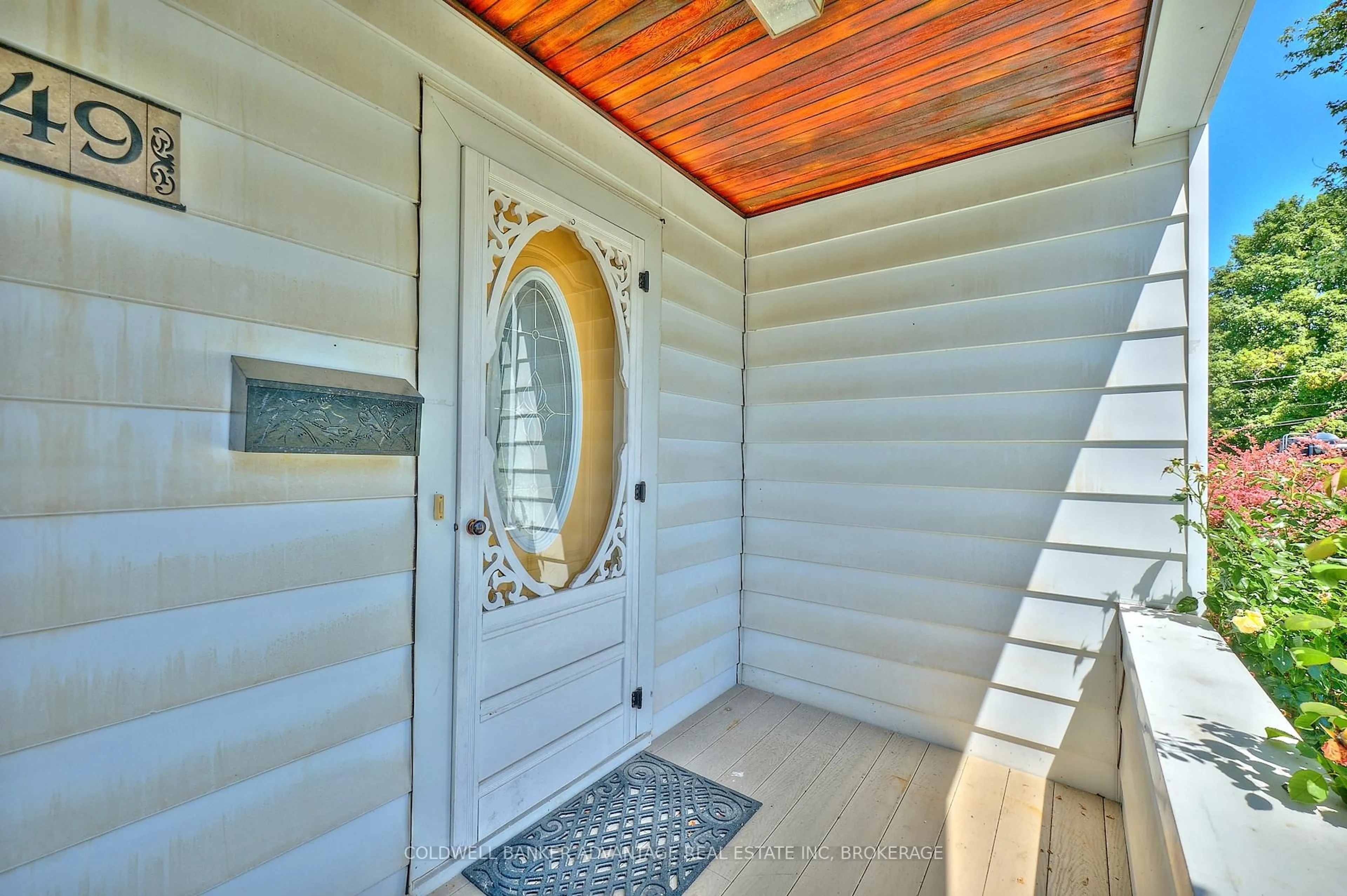 Indoor entryway for 49 Carlton Ave, Welland Ontario L3C 1P8