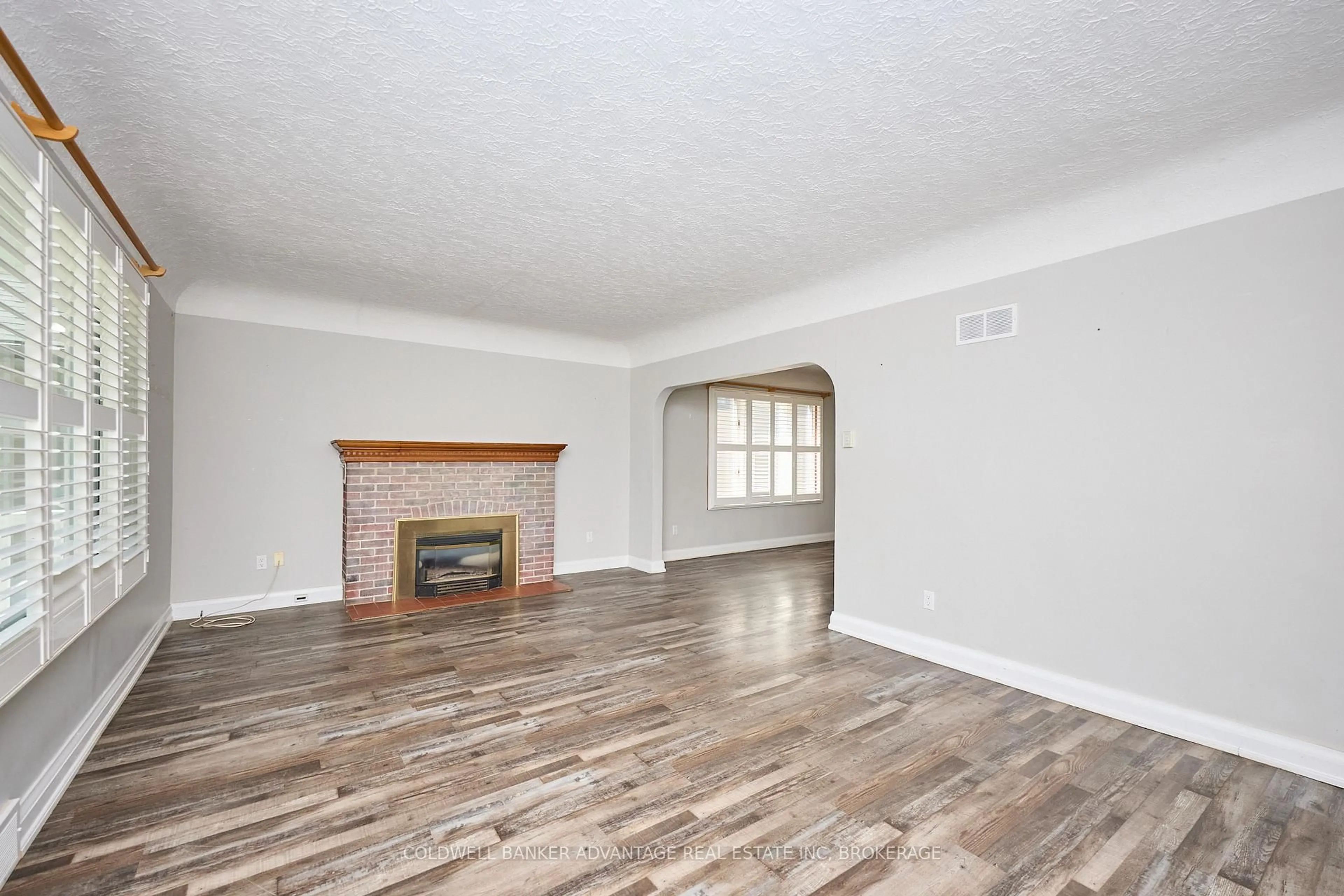 Living room with furniture, wood/laminate floor for 49 Carlton Ave, Welland Ontario L3C 1P8