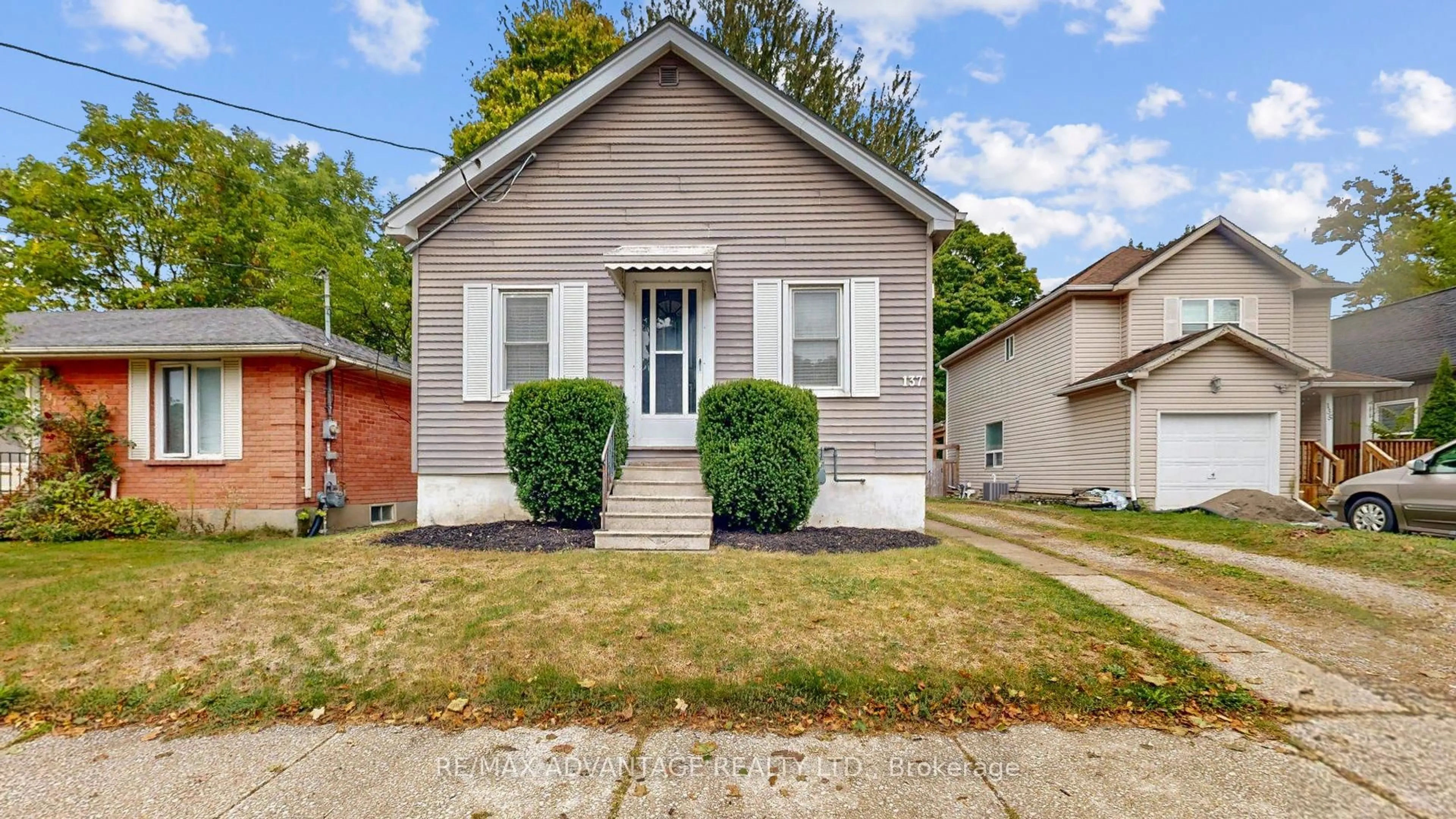 Home with vinyl exterior material, street for 137 Woodward Ave, London North Ontario N6H 2H1