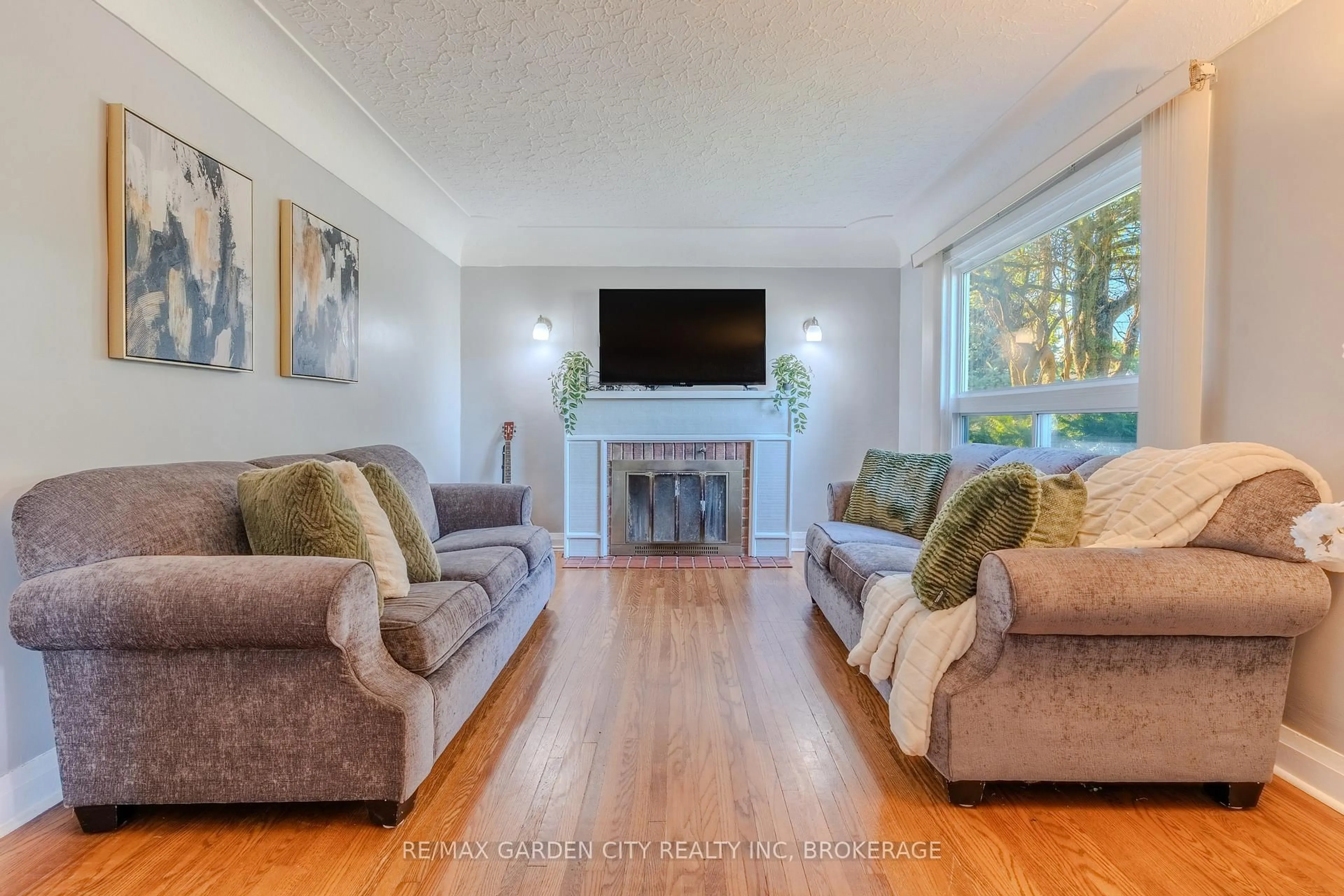 Living room with furniture, unknown for 201 Thorold Rd, Welland Ontario L3C 3V9
