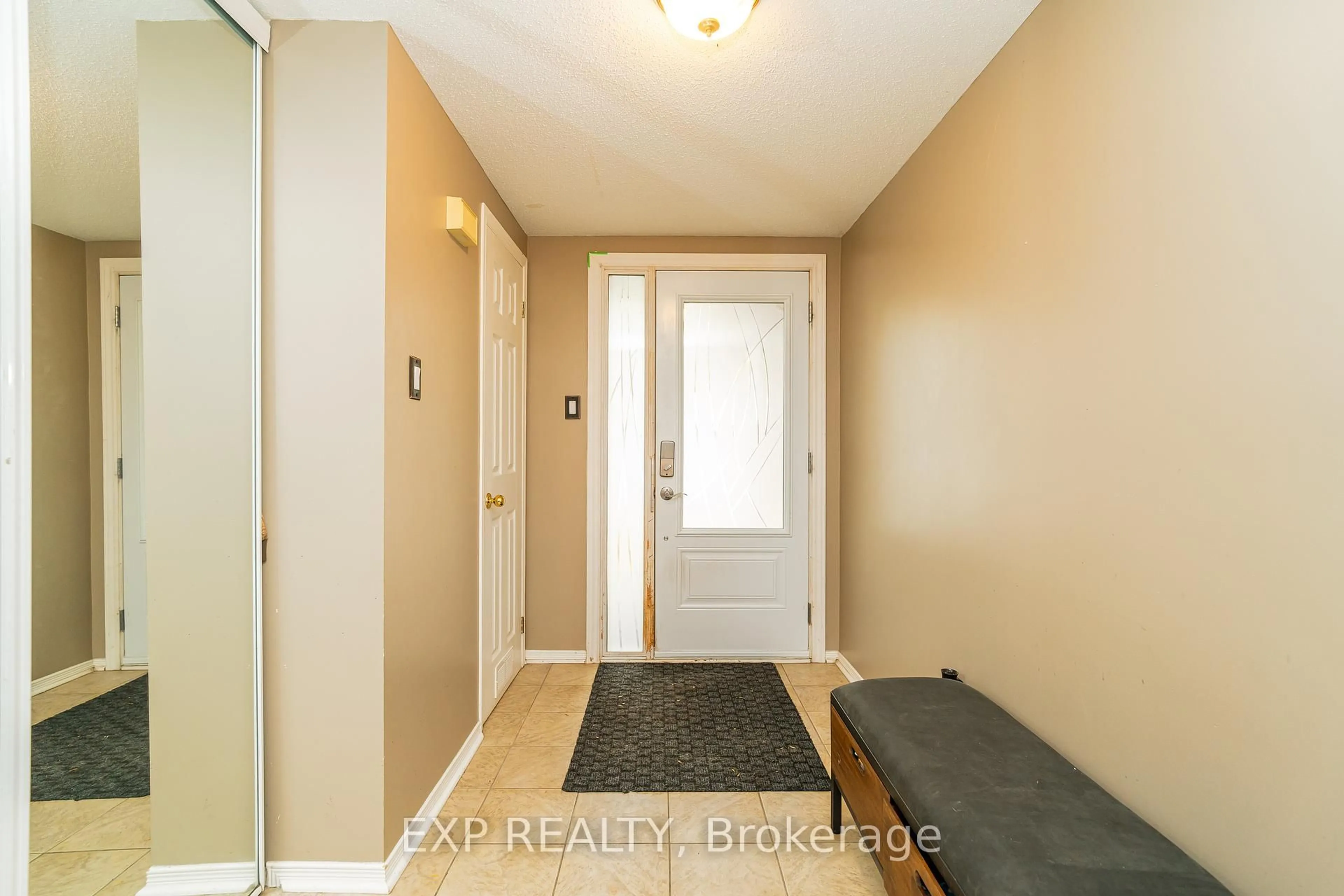Indoor entryway for 86 Furlong Cres, Ottawa Ontario K2M 2H9
