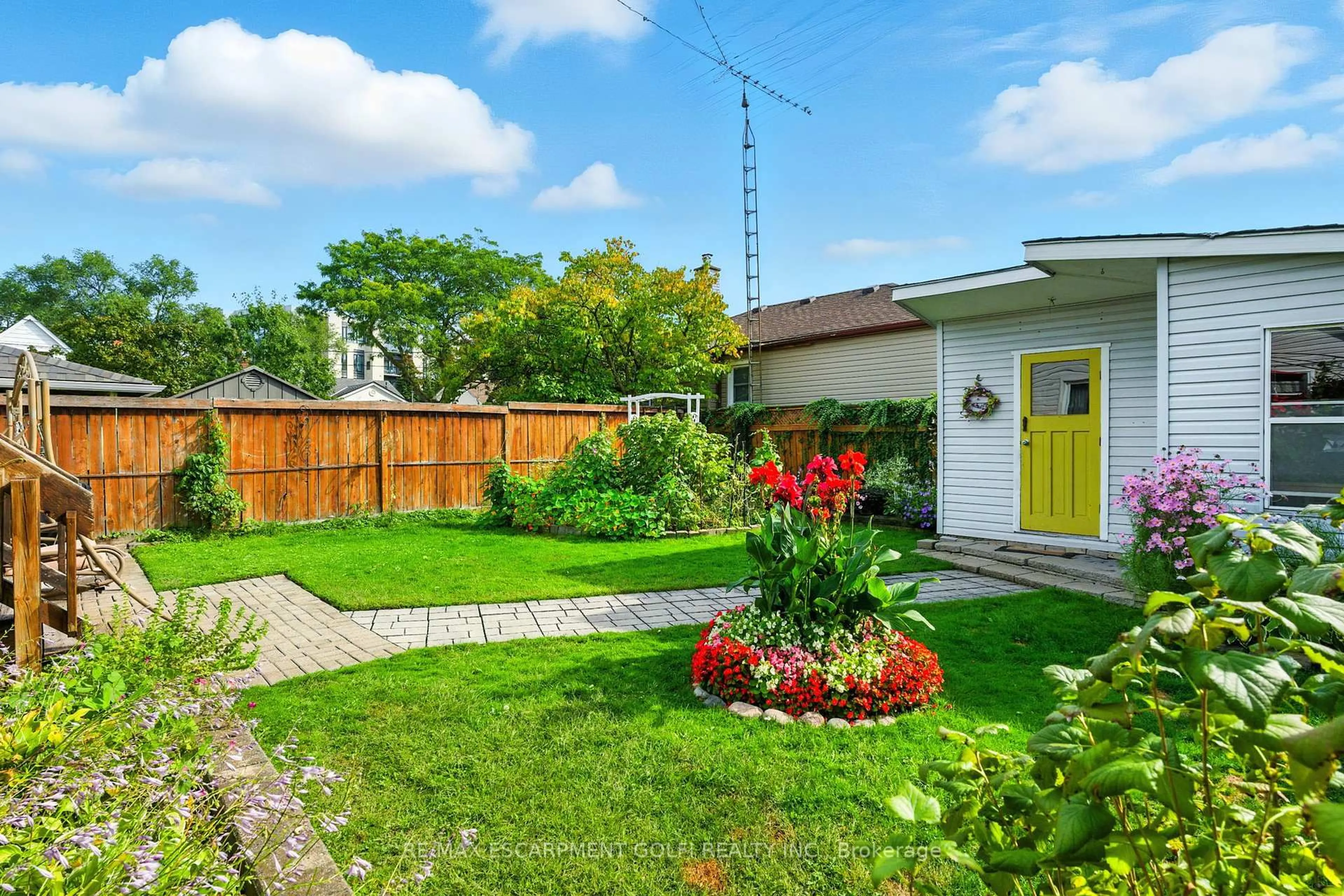 Patio, street for 39 CLAYBURN Ave, St. Catharines Ontario L2P 2T8