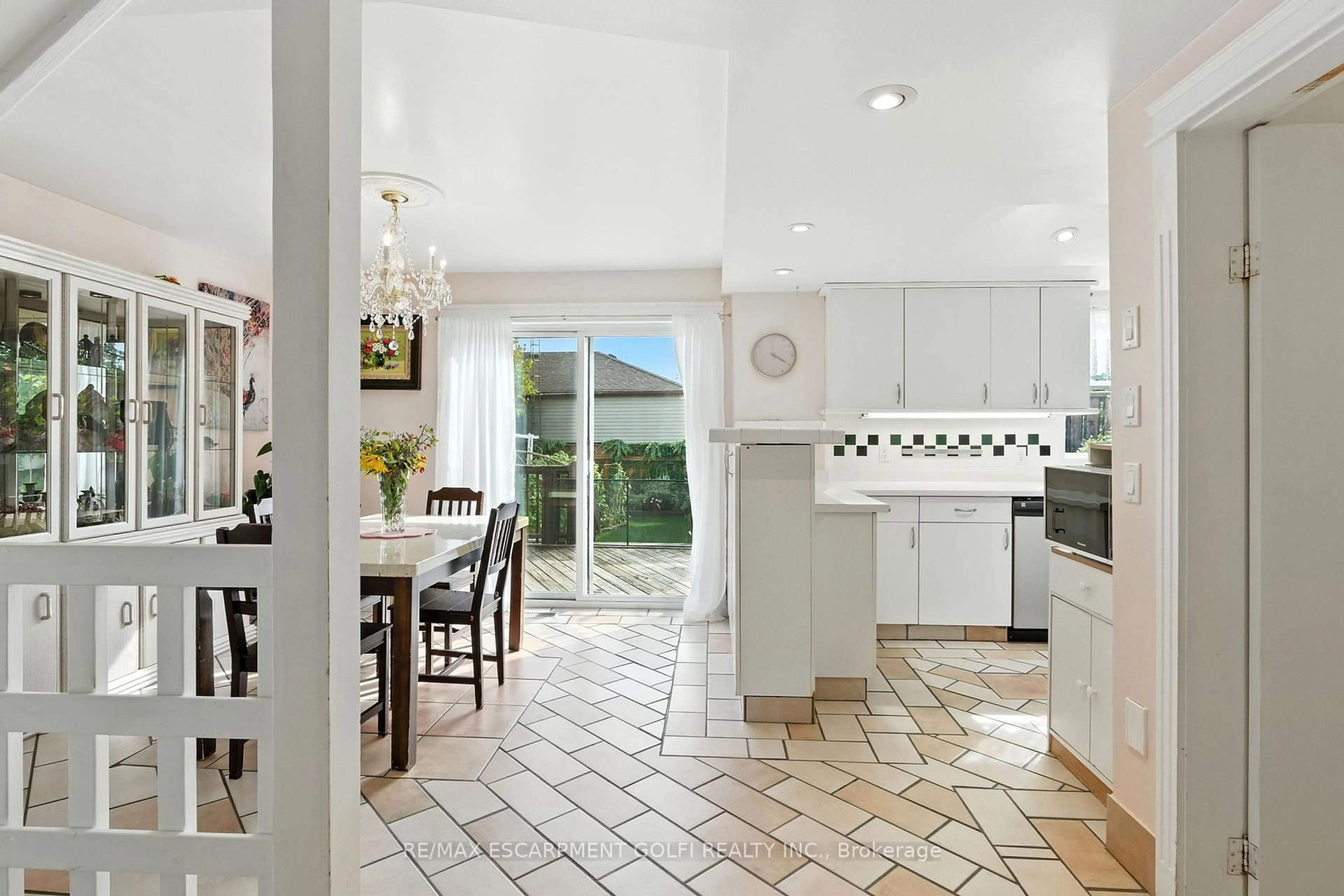 Contemporary kitchen, ceramic/tile floor for 39 CLAYBURN Ave, St. Catharines Ontario L2P 2T8