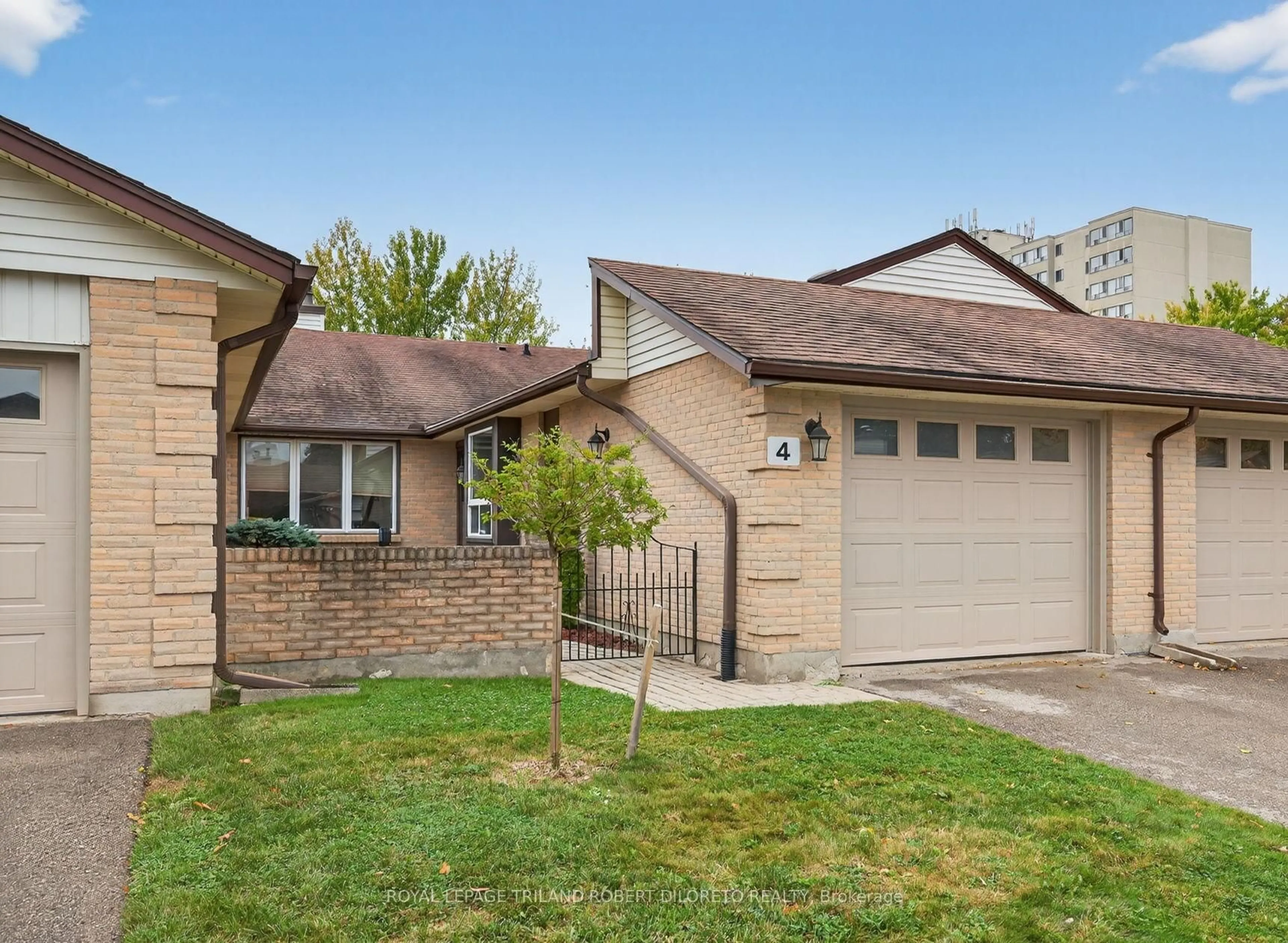 Home with vinyl exterior material, street for 60 Fiddlers Green Rd #4, London North Ontario N6H 4S7