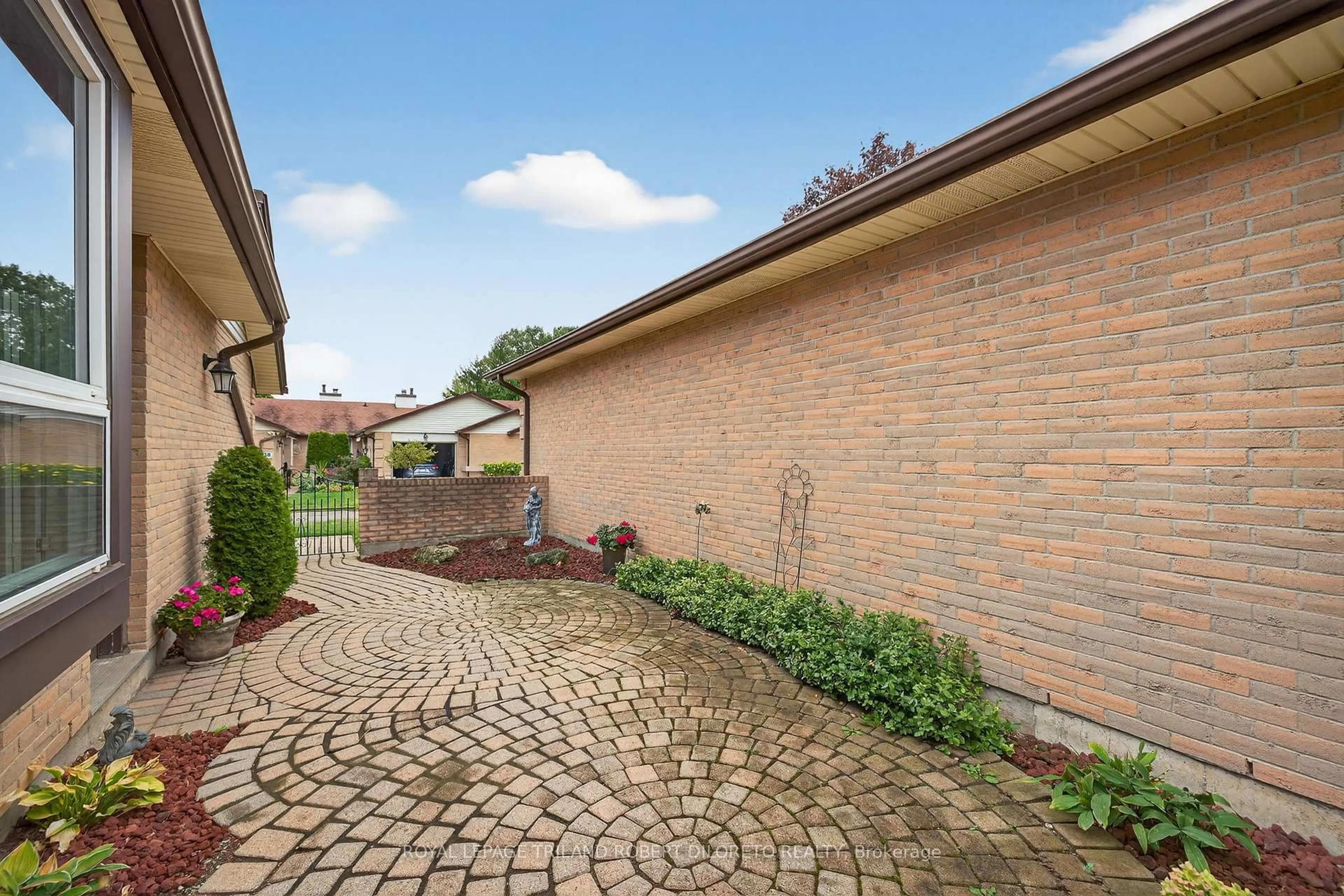 Patio, street for 60 Fiddlers Green Rd #4, London North Ontario N6H 4S7