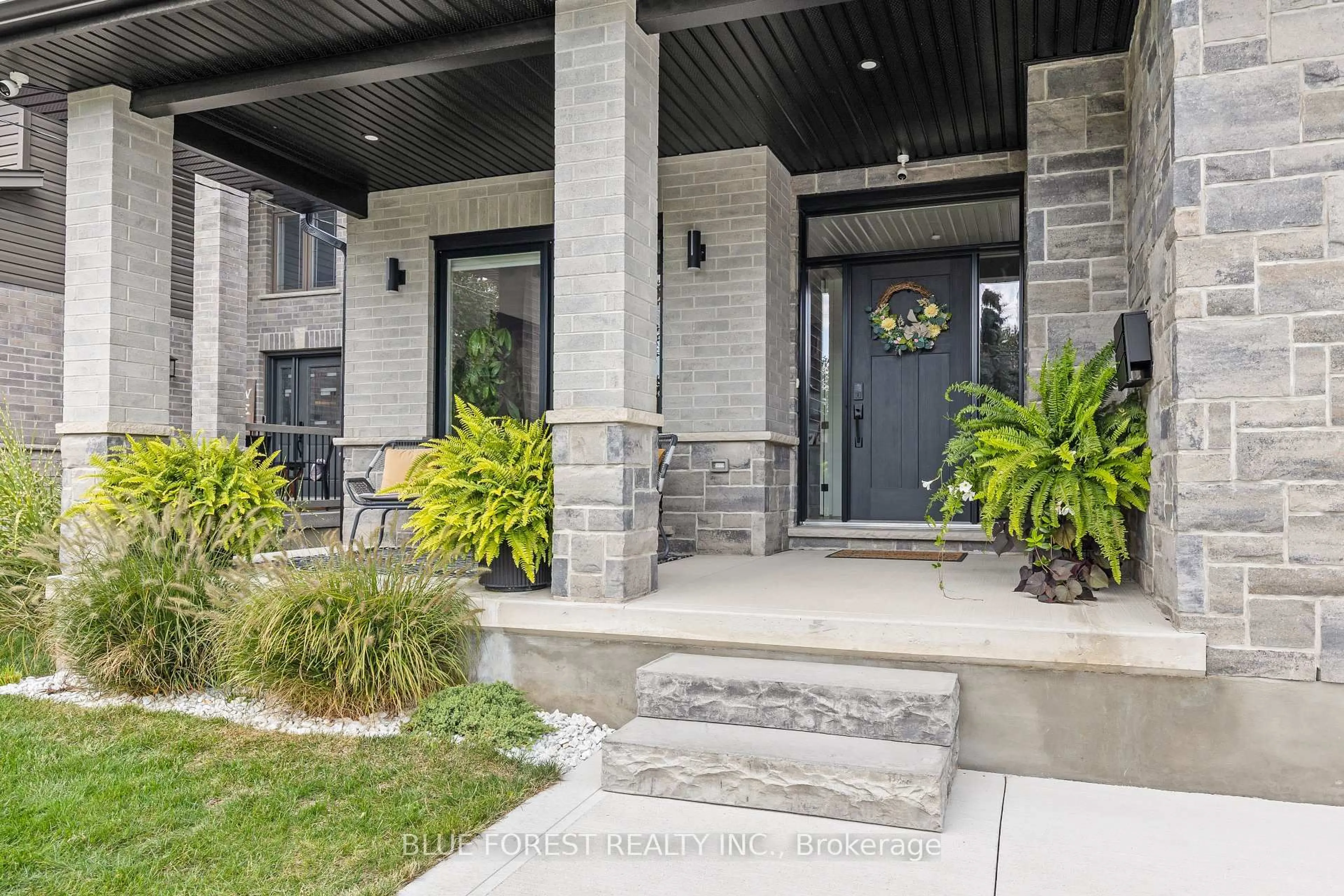 Indoor entryway for 580 Eden Ave, London South Ontario N6C 2Z6