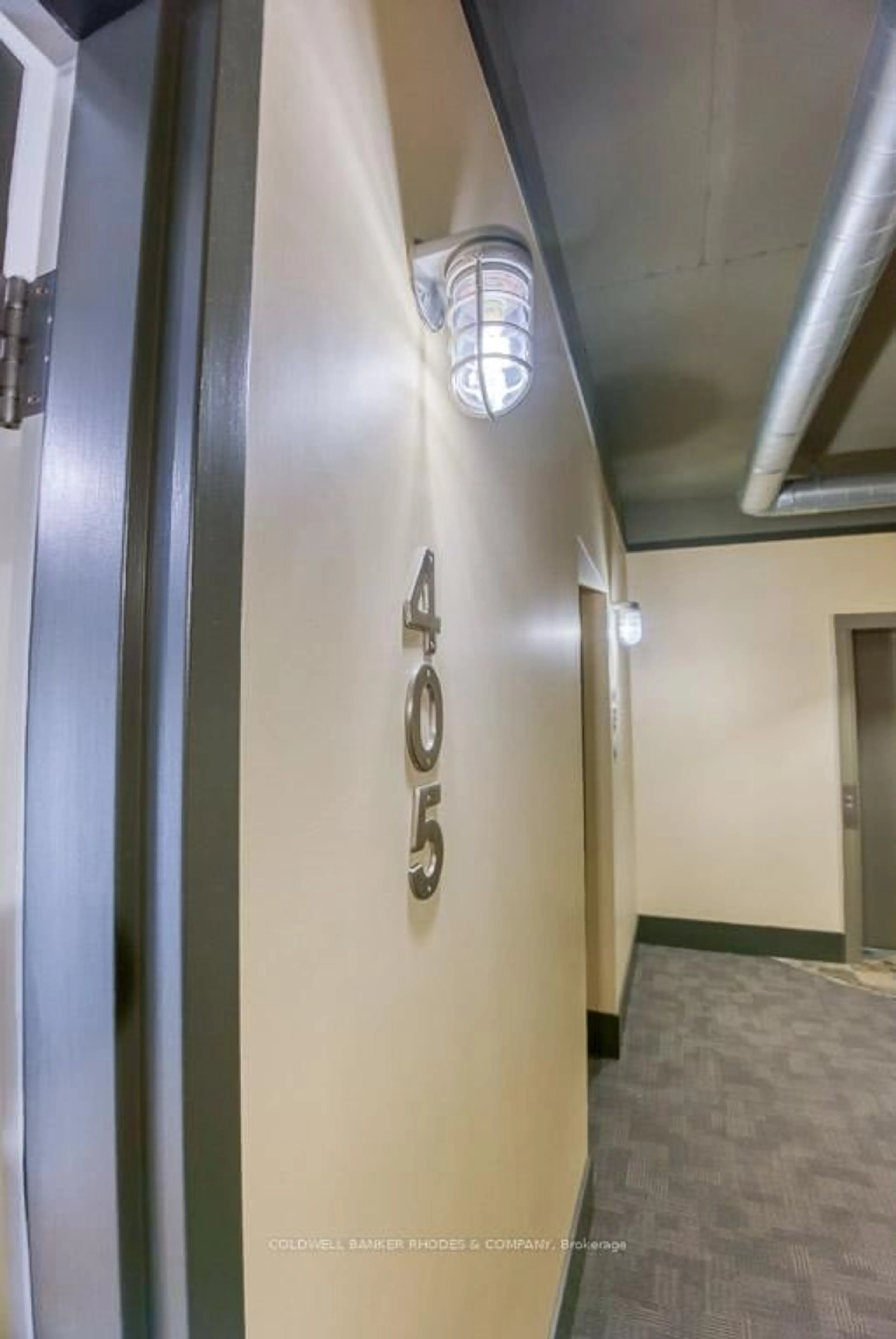 Indoor foyer for 320 Parkdale Ave #405, Ottawa Ontario K1Y 4X9