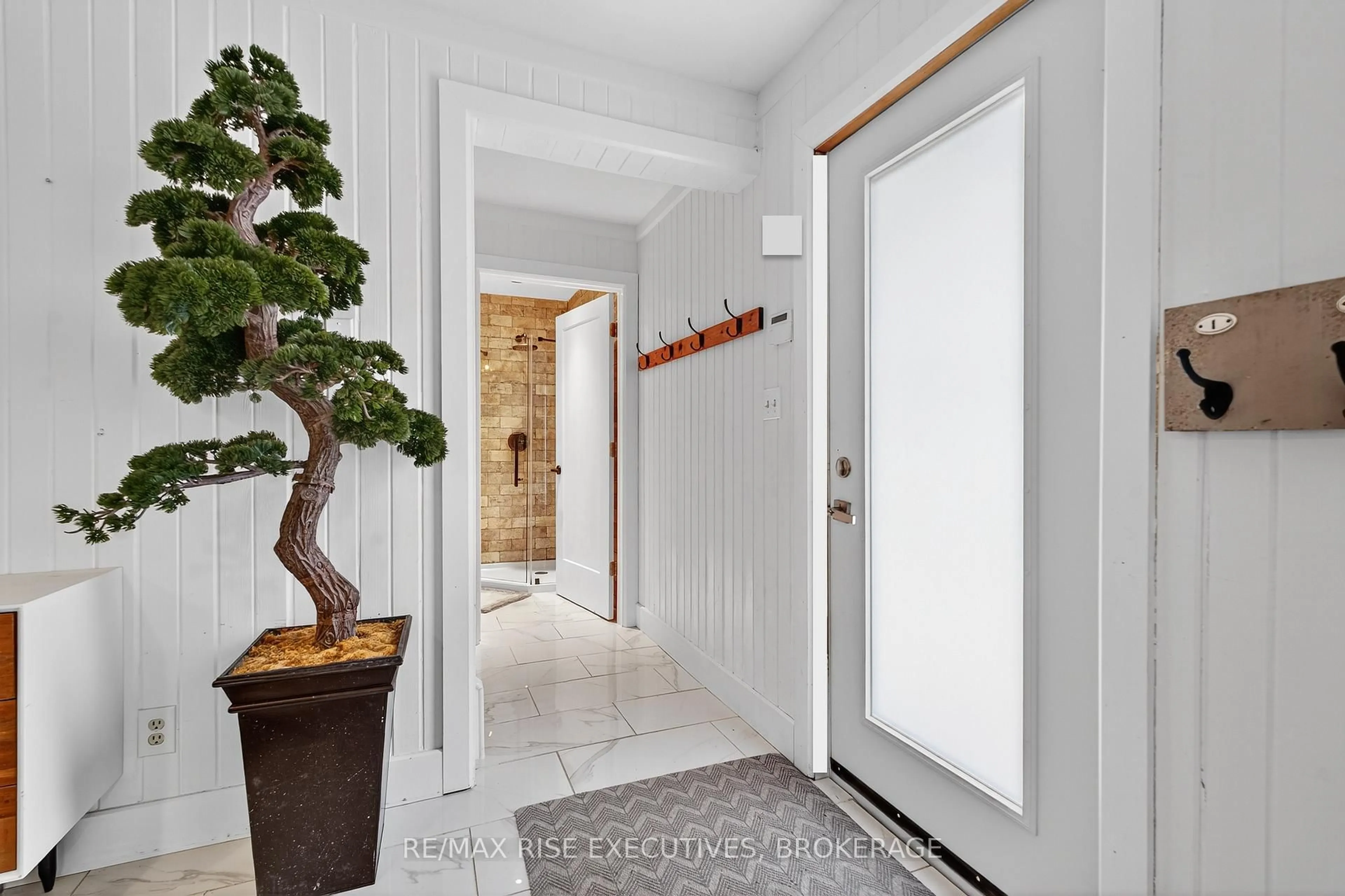 Indoor entryway for 973 Foster Bay Lane, Leeds and the Thousand Islands Ontario K0E 1B0