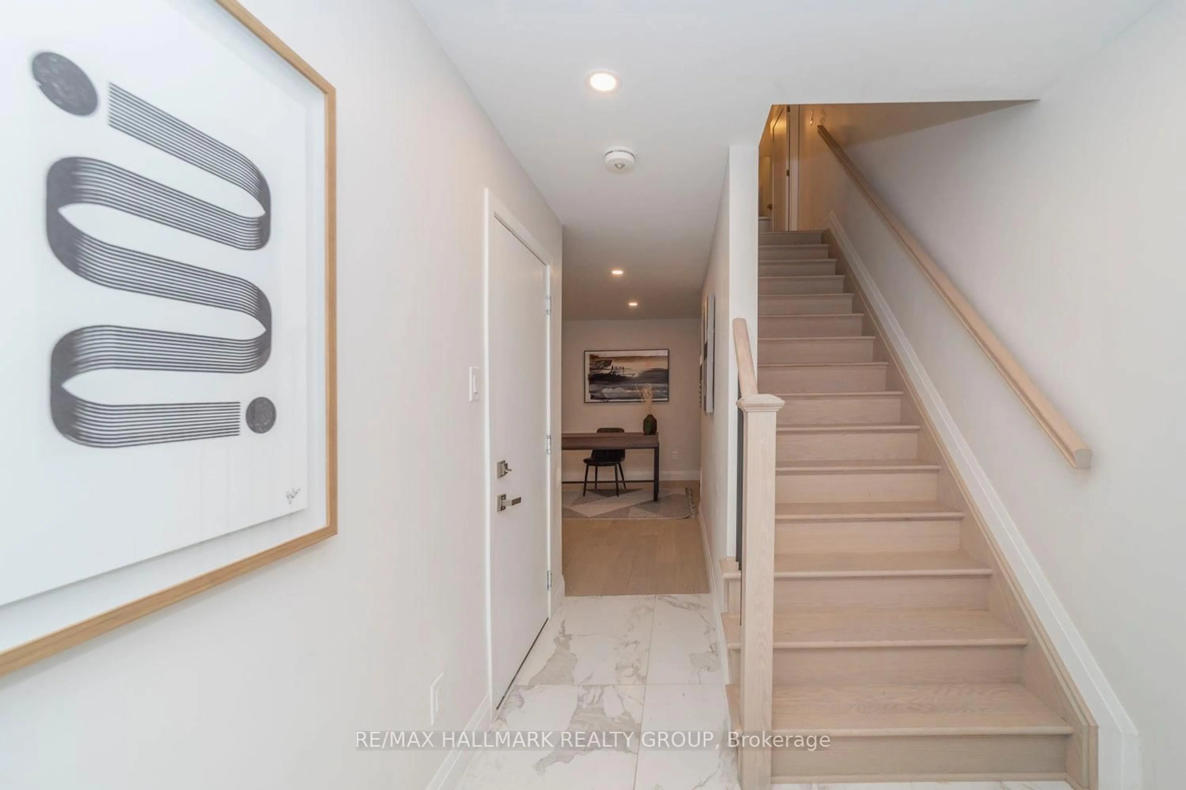 Indoor entryway for 804 Star Private, Ottawa Ontario K2L 1W2