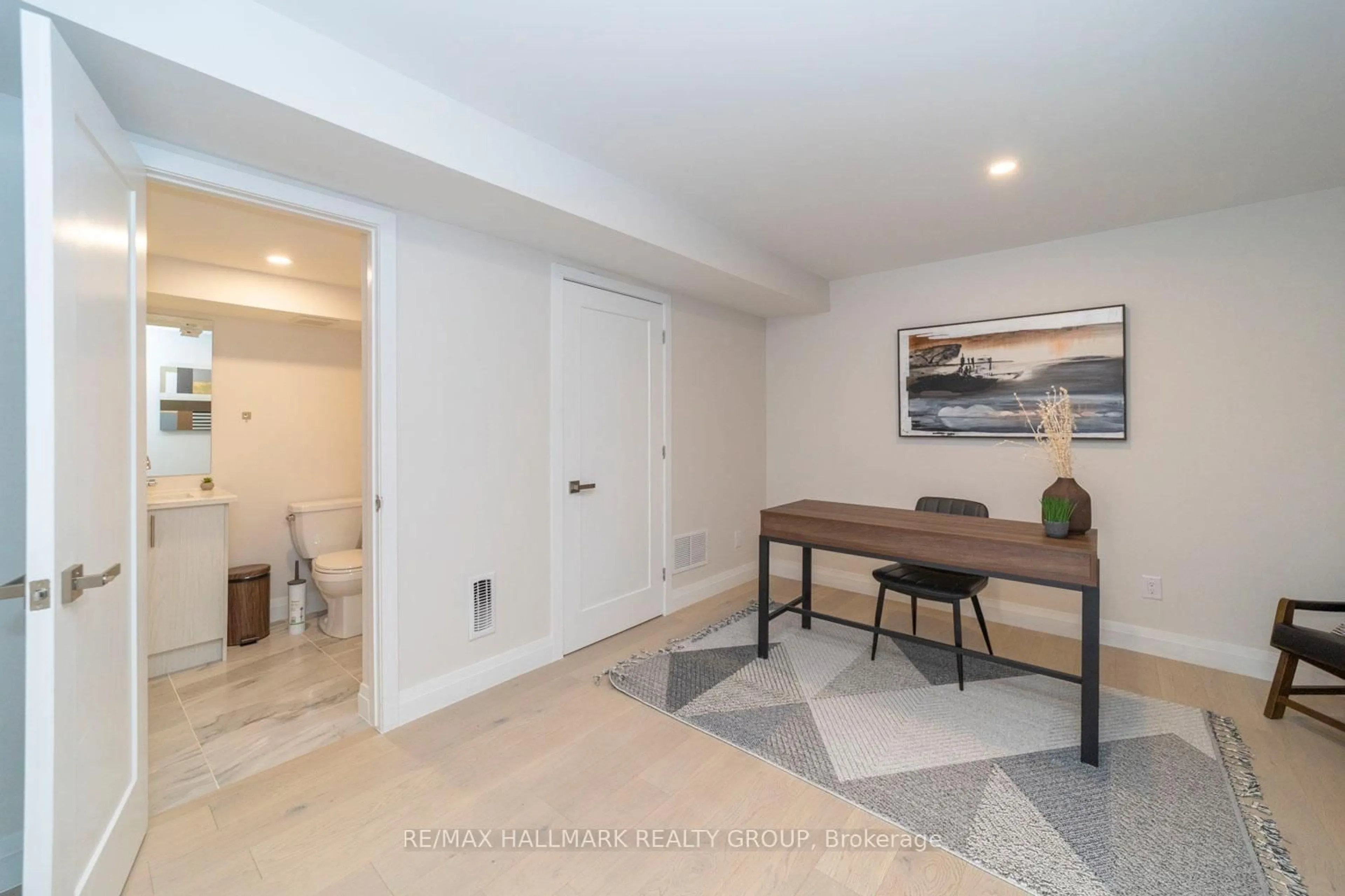 Indoor entryway for 804 Star Private, Ottawa Ontario K2L 1W2