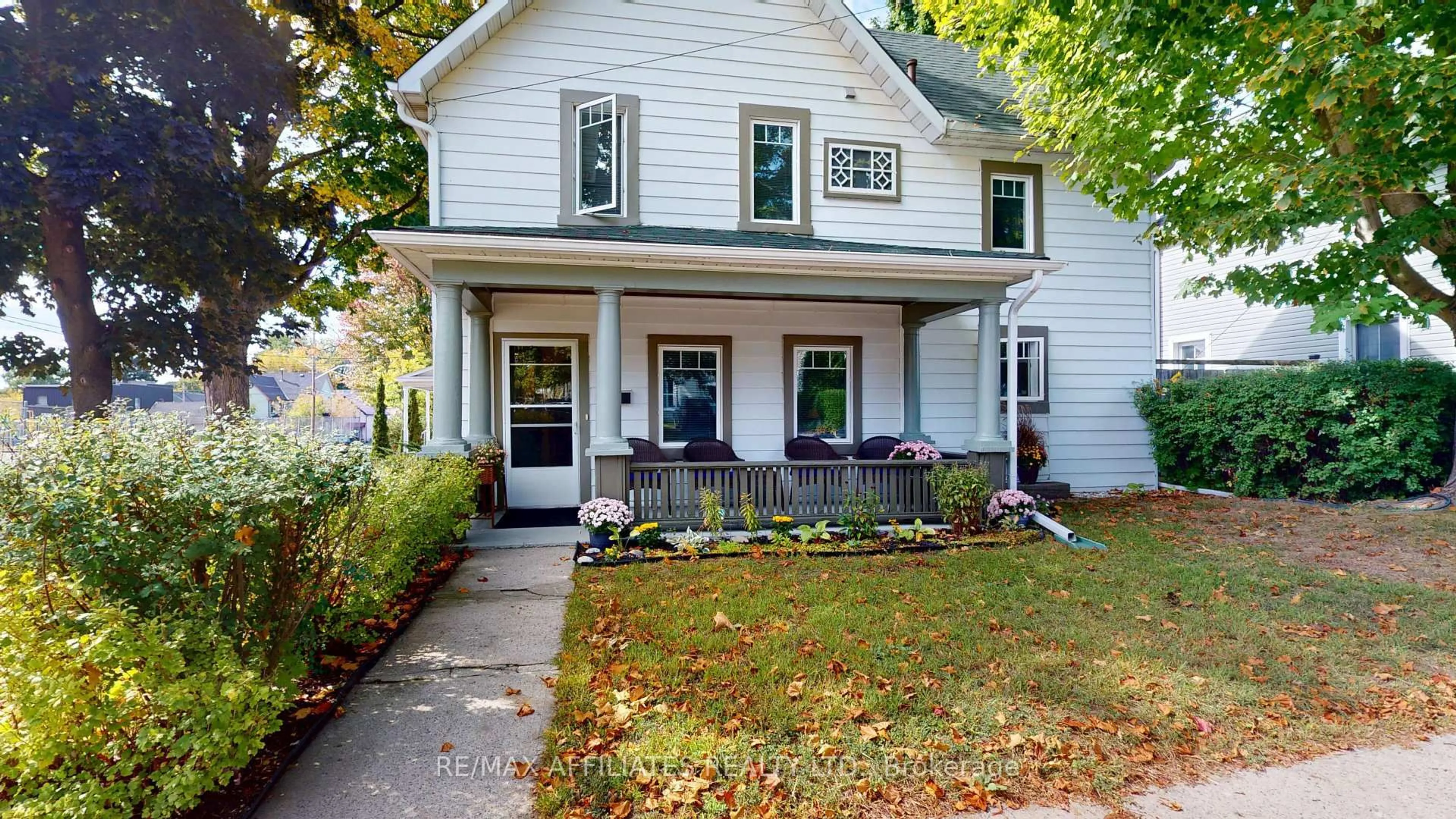 Home with vinyl exterior material, street for 2 Daniel St, Brockville Ontario K6V 4Z3