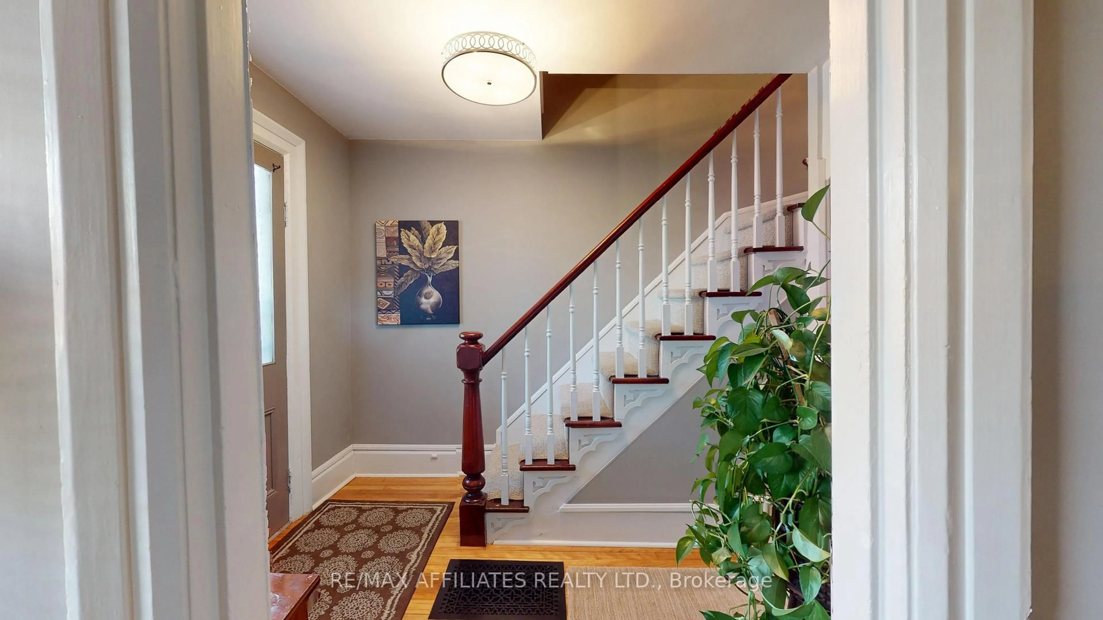 Indoor entryway for 2 Daniel St, Brockville Ontario K6V 4Z3