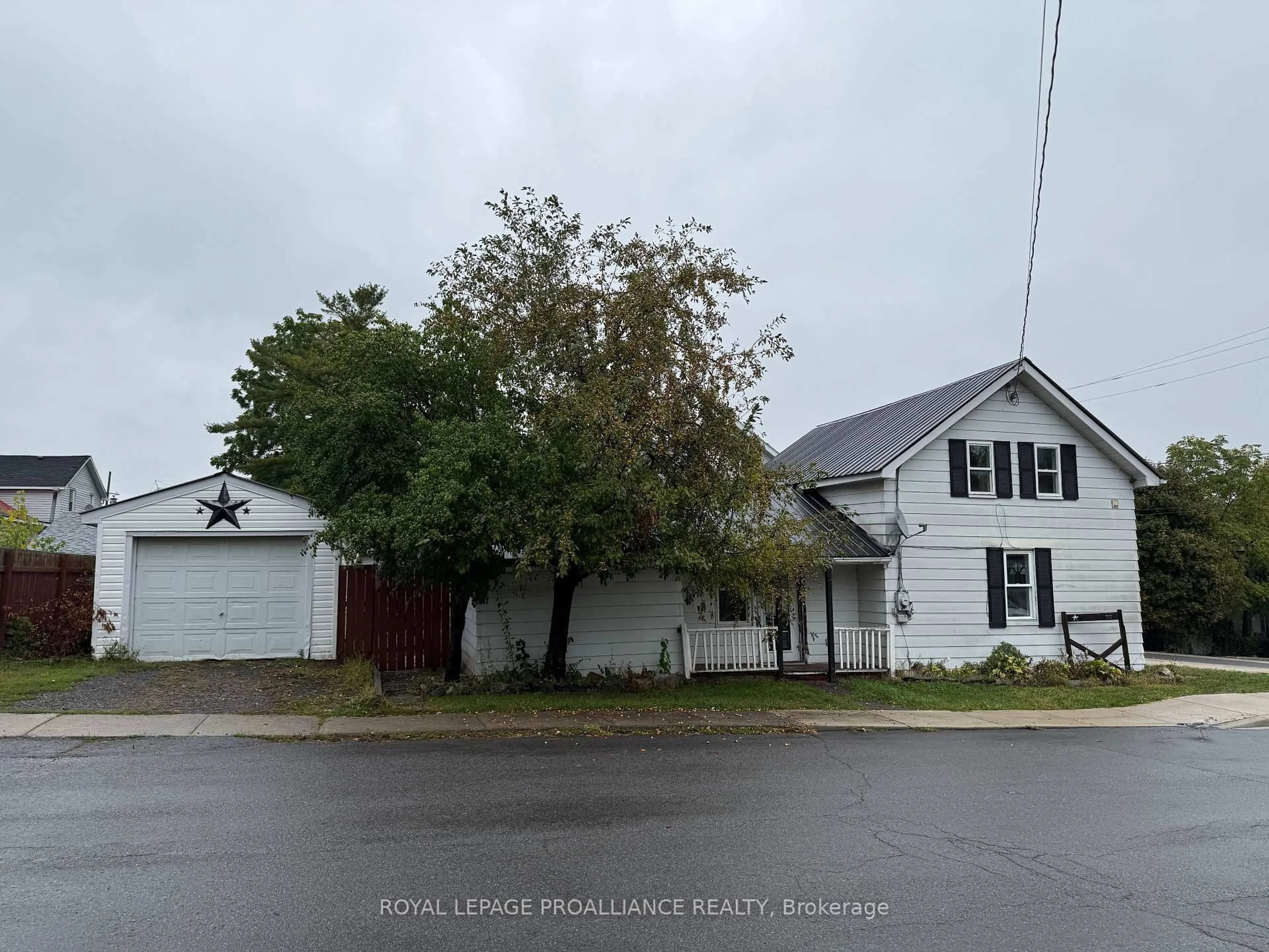 A pic from outside/outdoor area/front of a property/back of a property/a pic from drone, street for 27 Water St, Greater Napanee Ontario K7R 1V3