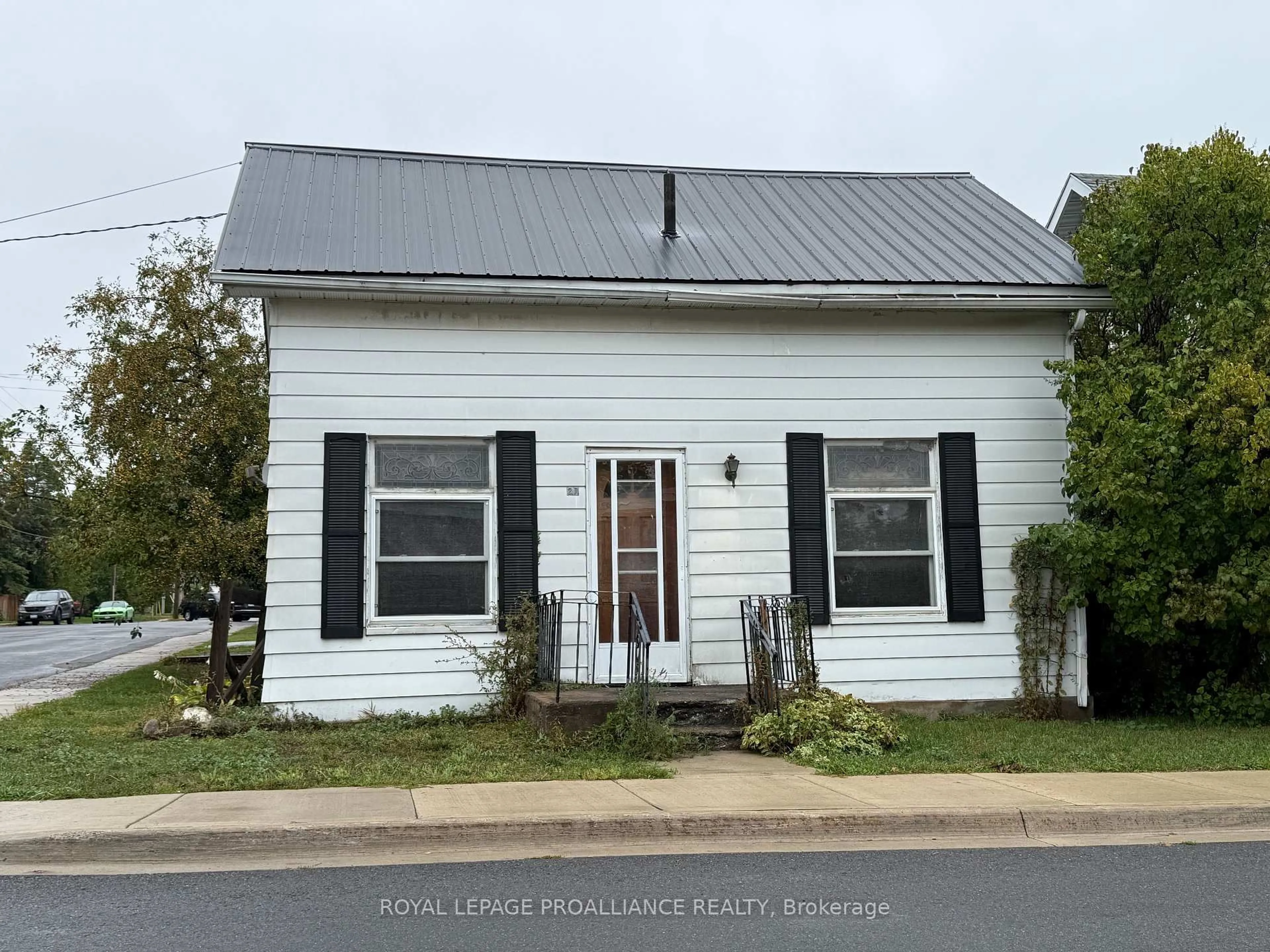 Home with vinyl exterior material, building for 27 Water St, Greater Napanee Ontario K7R 1V3