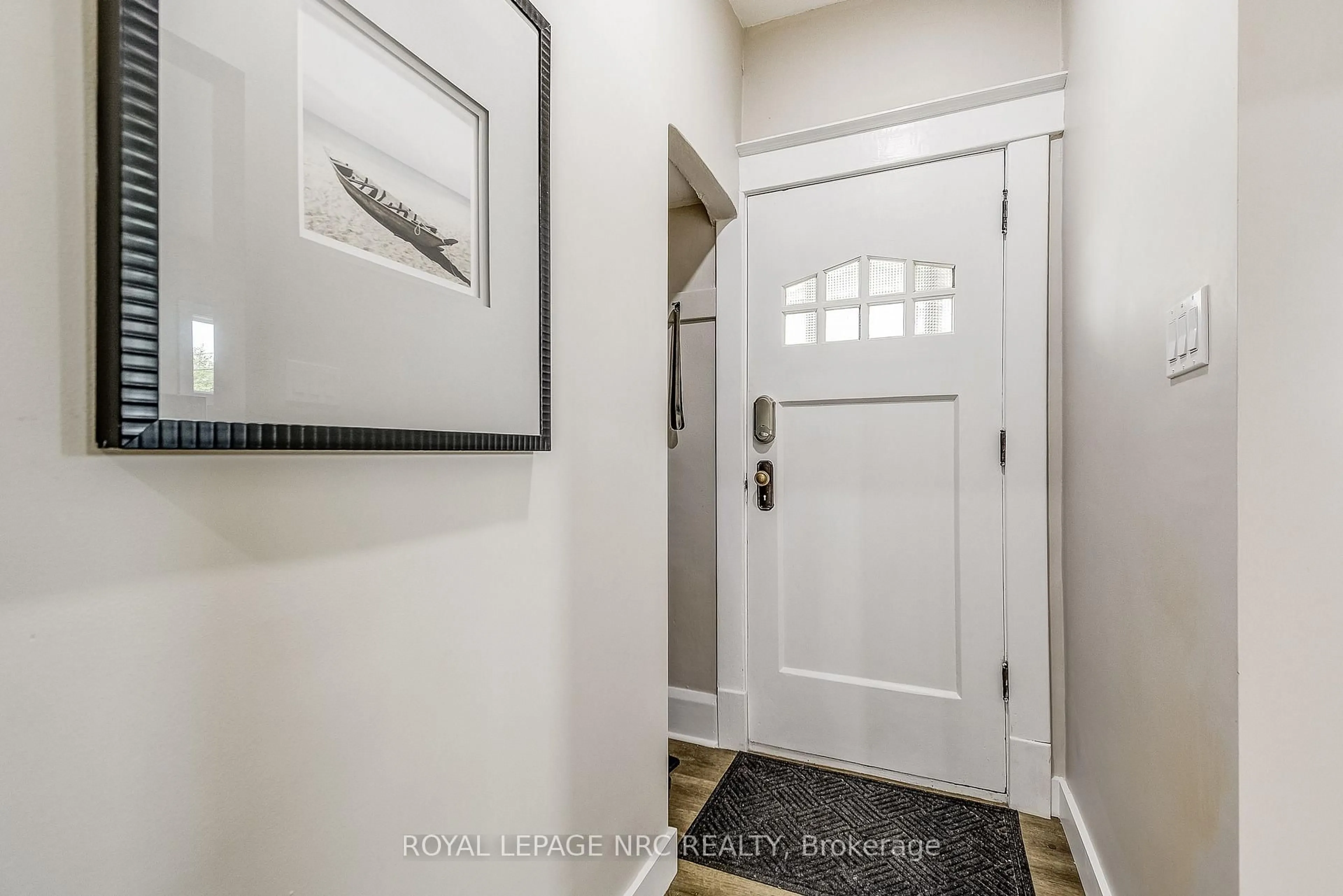 Indoor entryway for 6454 Barker St, Niagara Falls Ontario L2G 1Y7