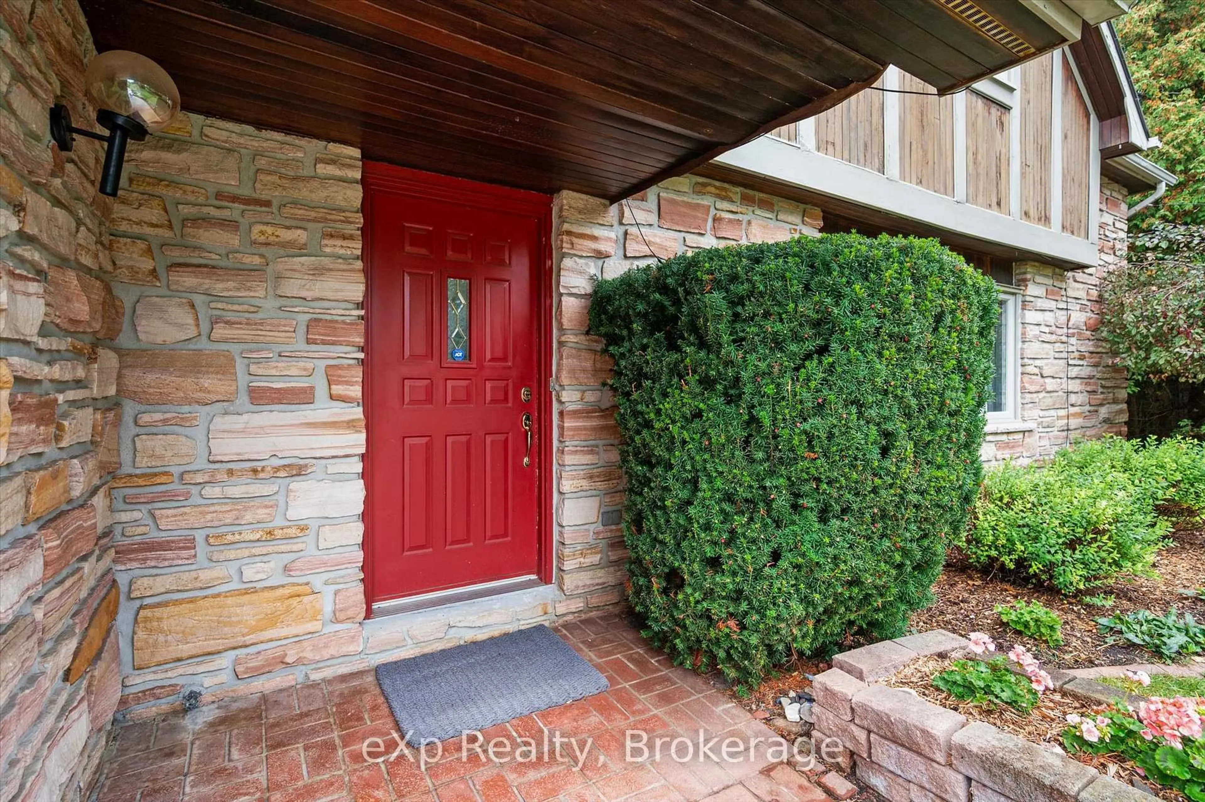 Indoor entryway for 32 Glenholm Dr, Guelph Ontario N1L 1C2