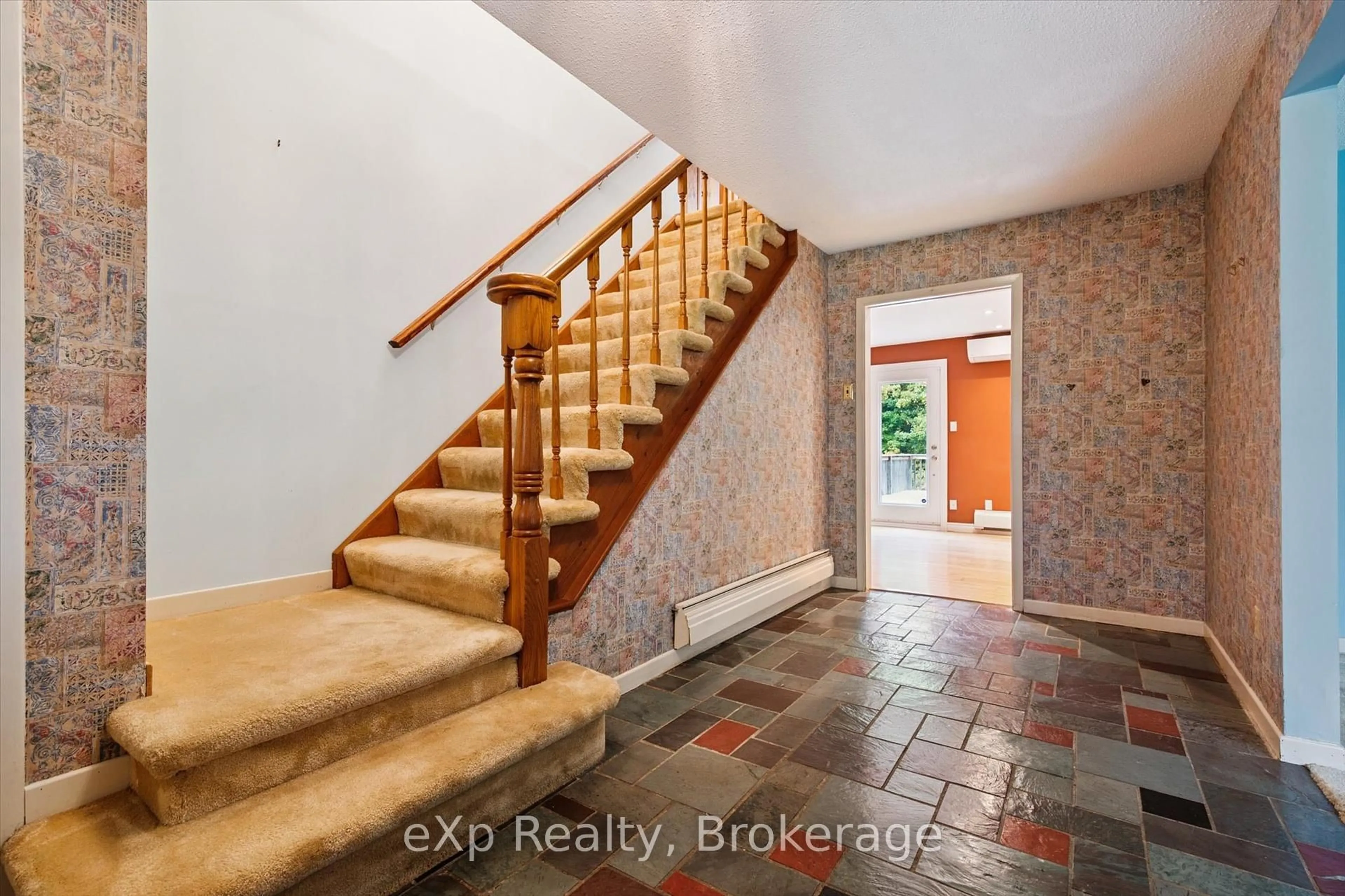 Indoor entryway for 32 Glenholm Dr, Guelph Ontario N1L 1C2