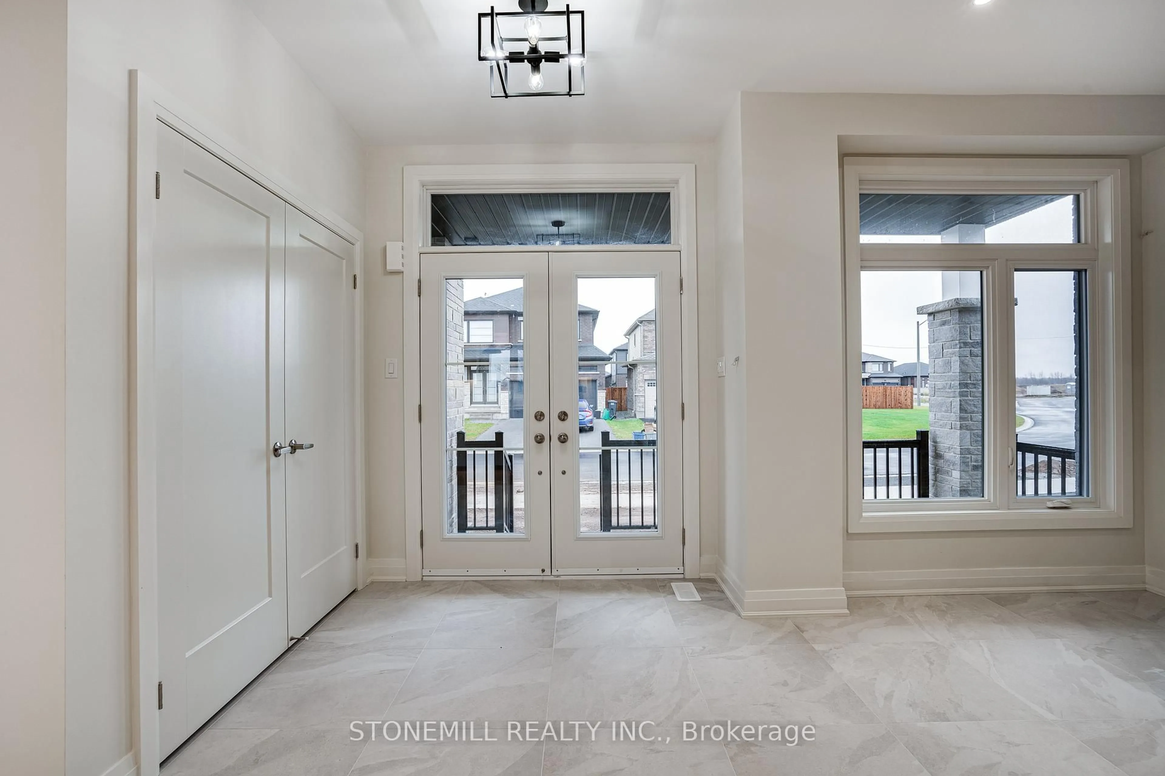 Indoor entryway for 239 Midland Pl, Welland Ontario L3B 0H4