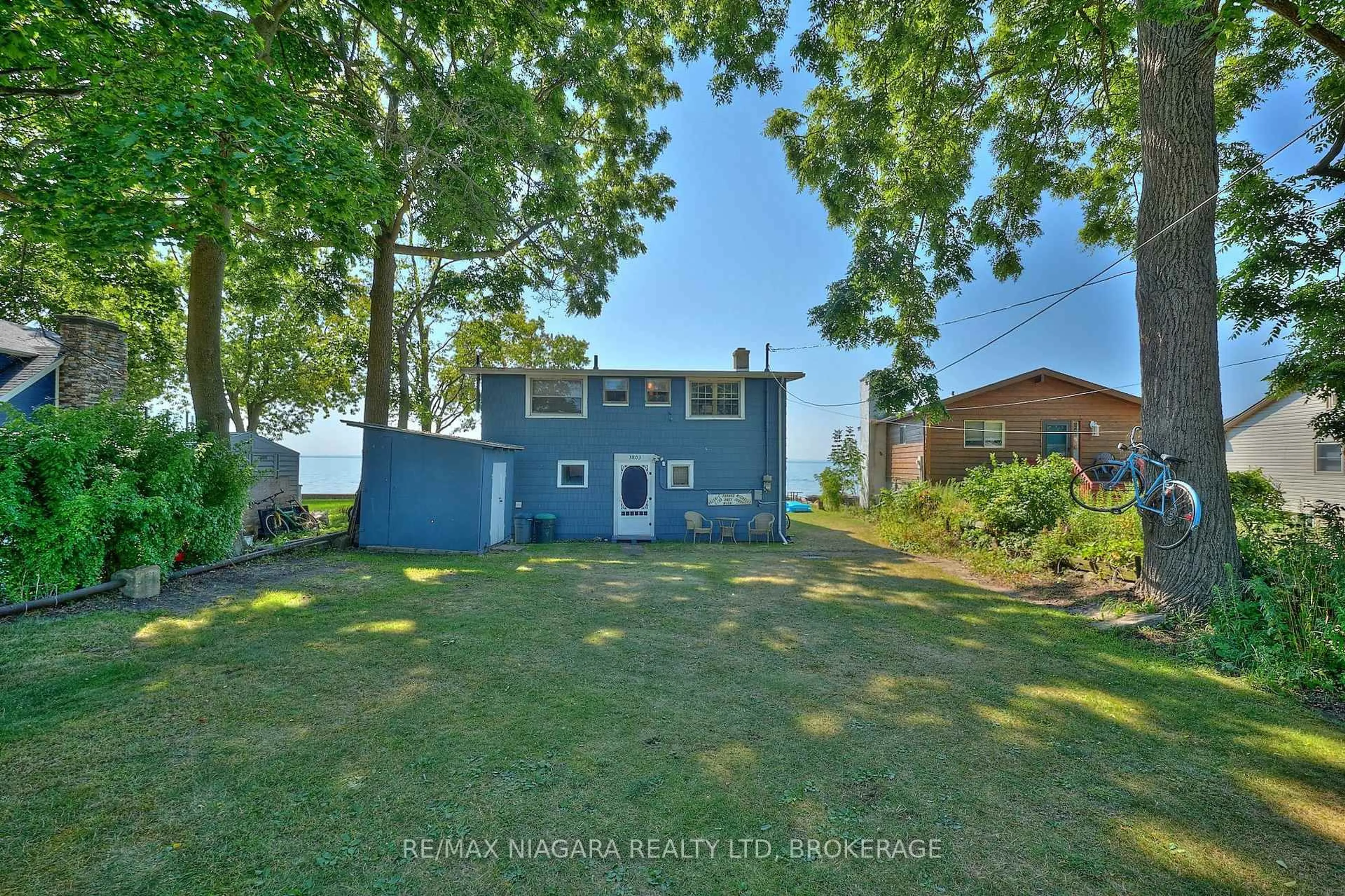 A pic from outside/outdoor area/front of a property/back of a property/a pic from drone, street for 3803 Terrace Lane, Fort Erie Ontario L0S 1B0