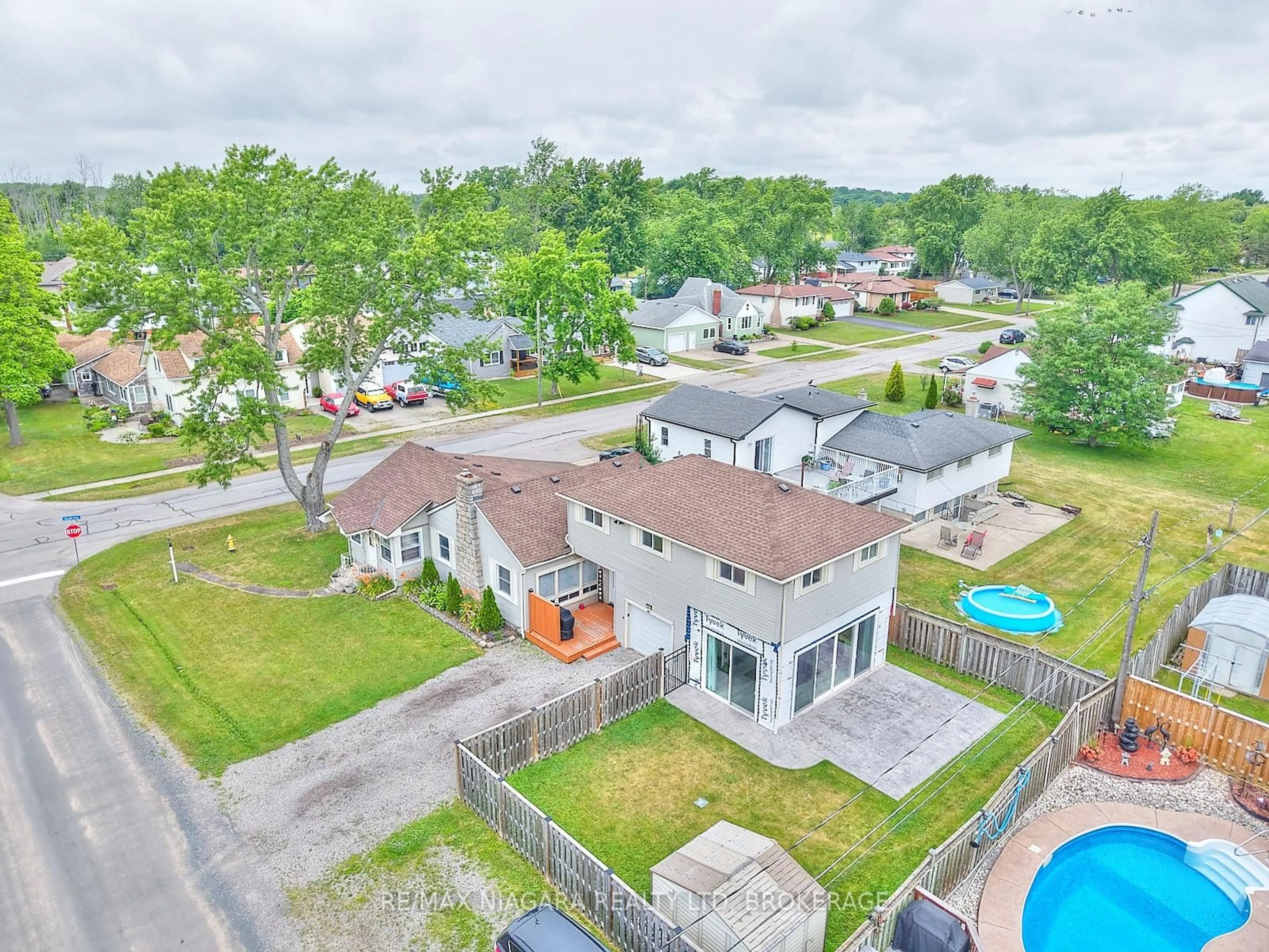 A pic from outside/outdoor area/front of a property/back of a property/a pic from drone, unknown for 1444 Lakehurst Ave, Fort Erie Ontario L2A 3A3