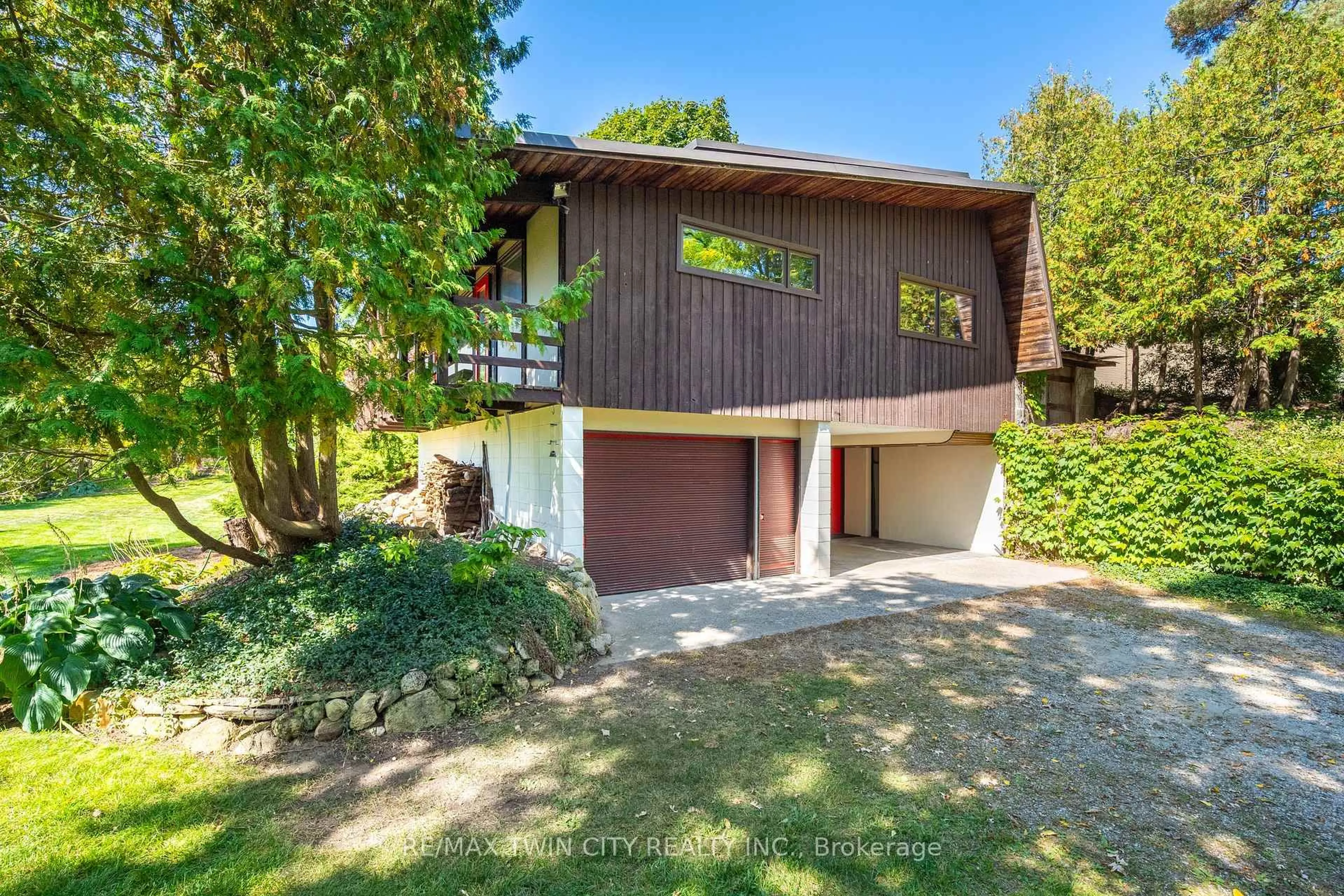 A pic from outside/outdoor area/front of a property/back of a property/a pic from drone, street for 121 Grand Hill Dr, Kitchener Ontario N2P 2E2