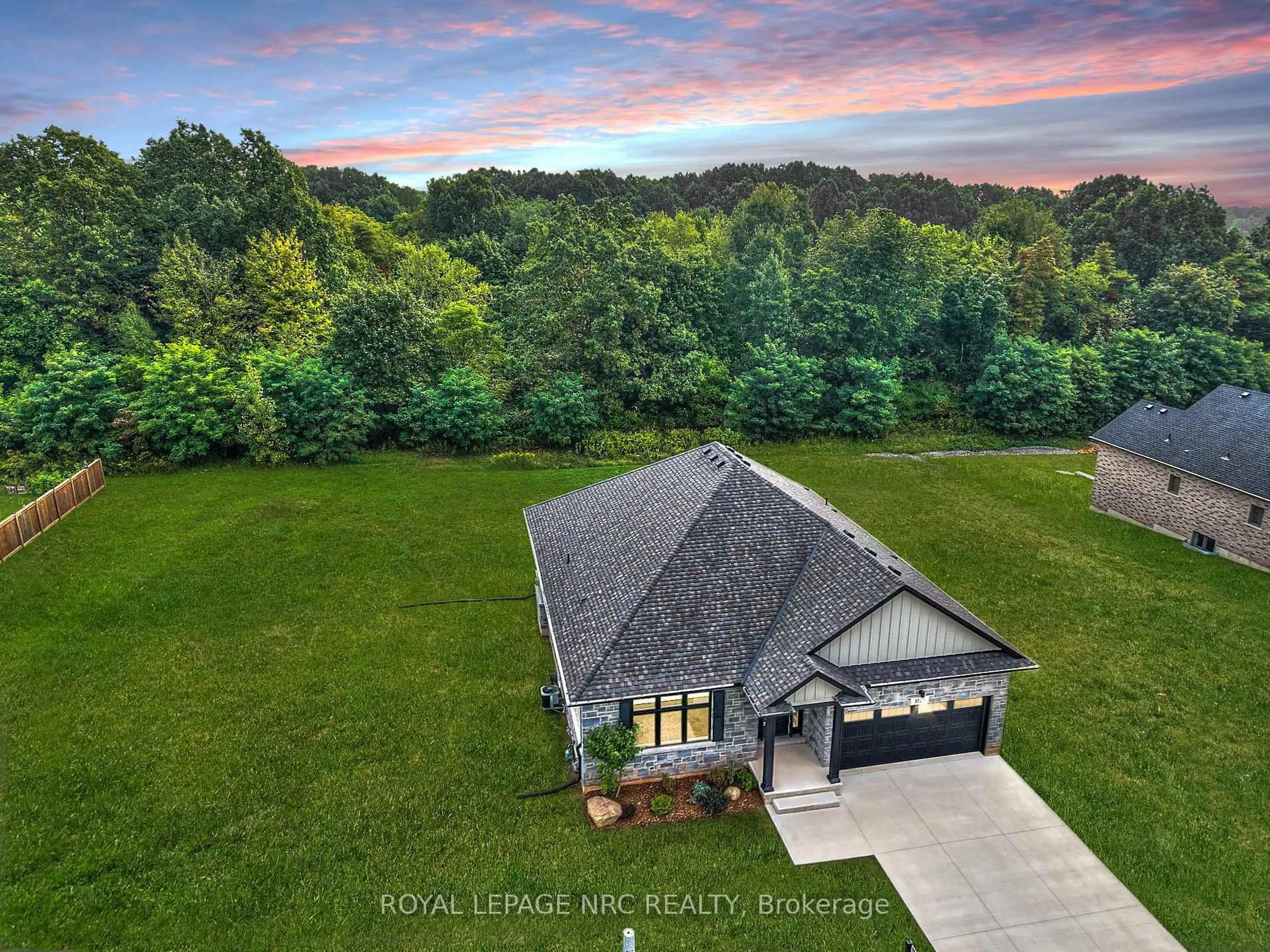 A pic from outside/outdoor area/front of a property/back of a property/a pic from drone, unknown for 1129 Balfour St, Pelham Ontario L0S 1C0