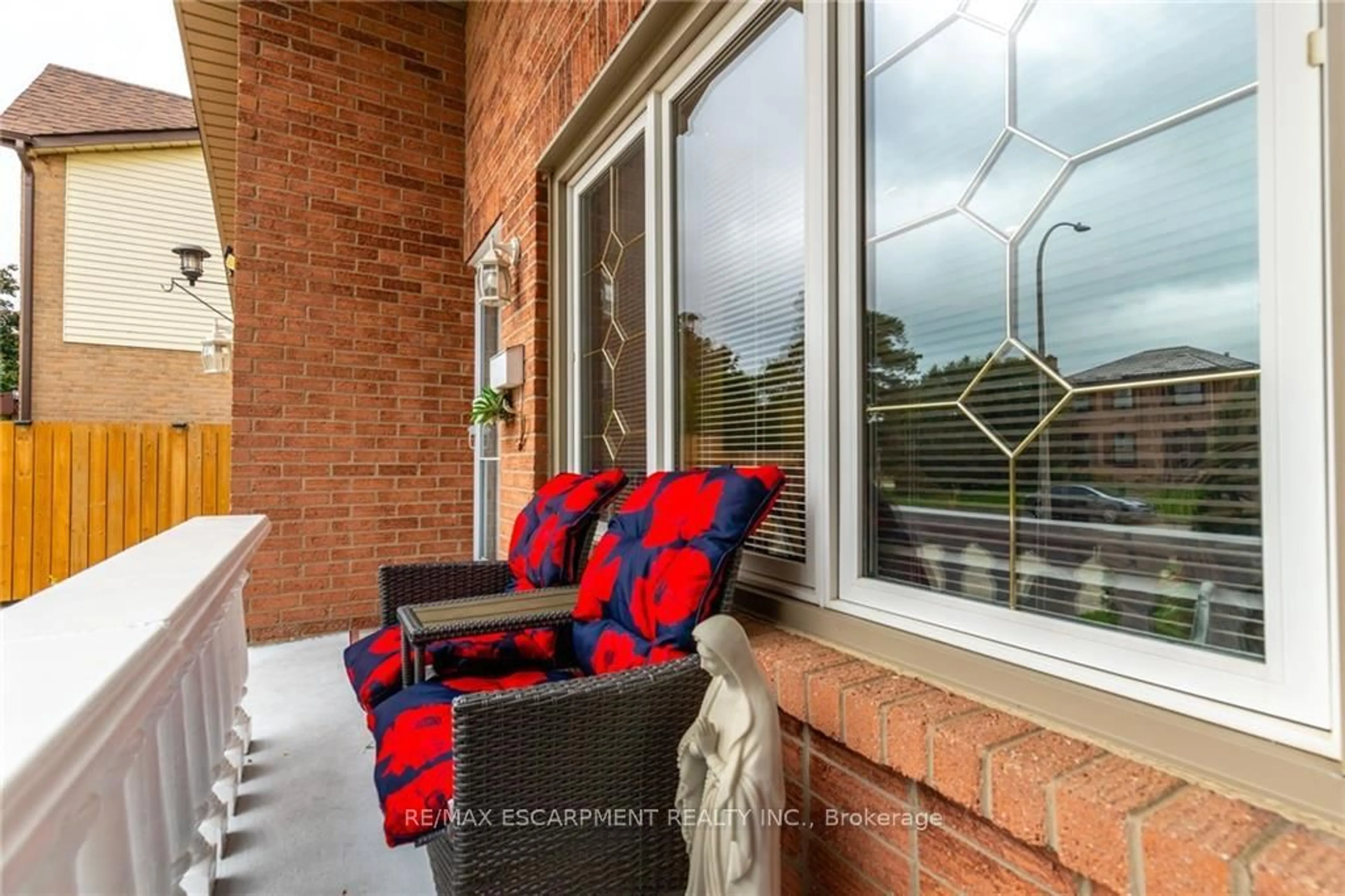 Patio, street for 5 Twinoaks Cres, Hamilton Ontario L8J 2E6