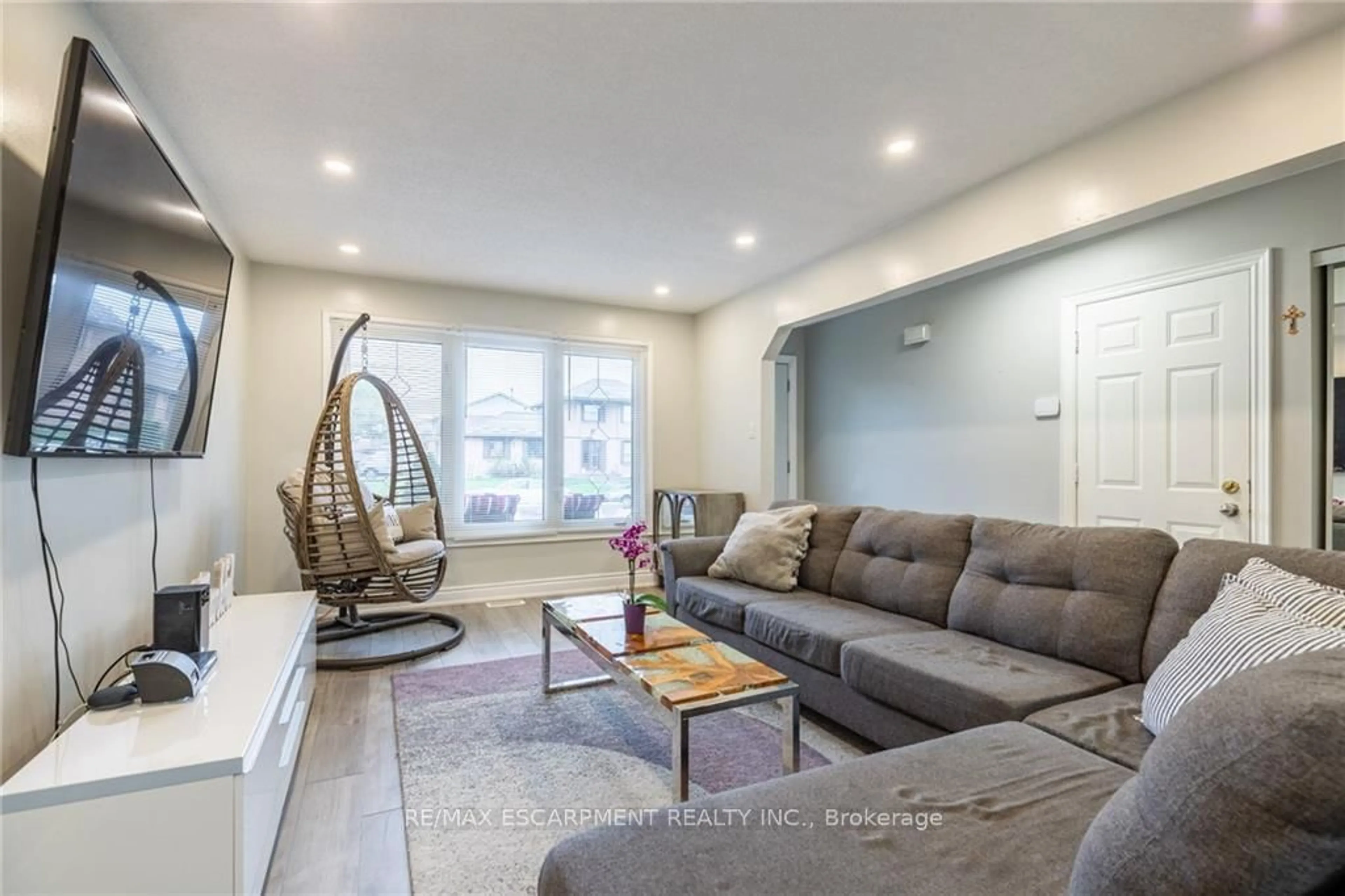 Living room with furniture, unknown for 5 Twinoaks Cres, Hamilton Ontario L8J 2E6