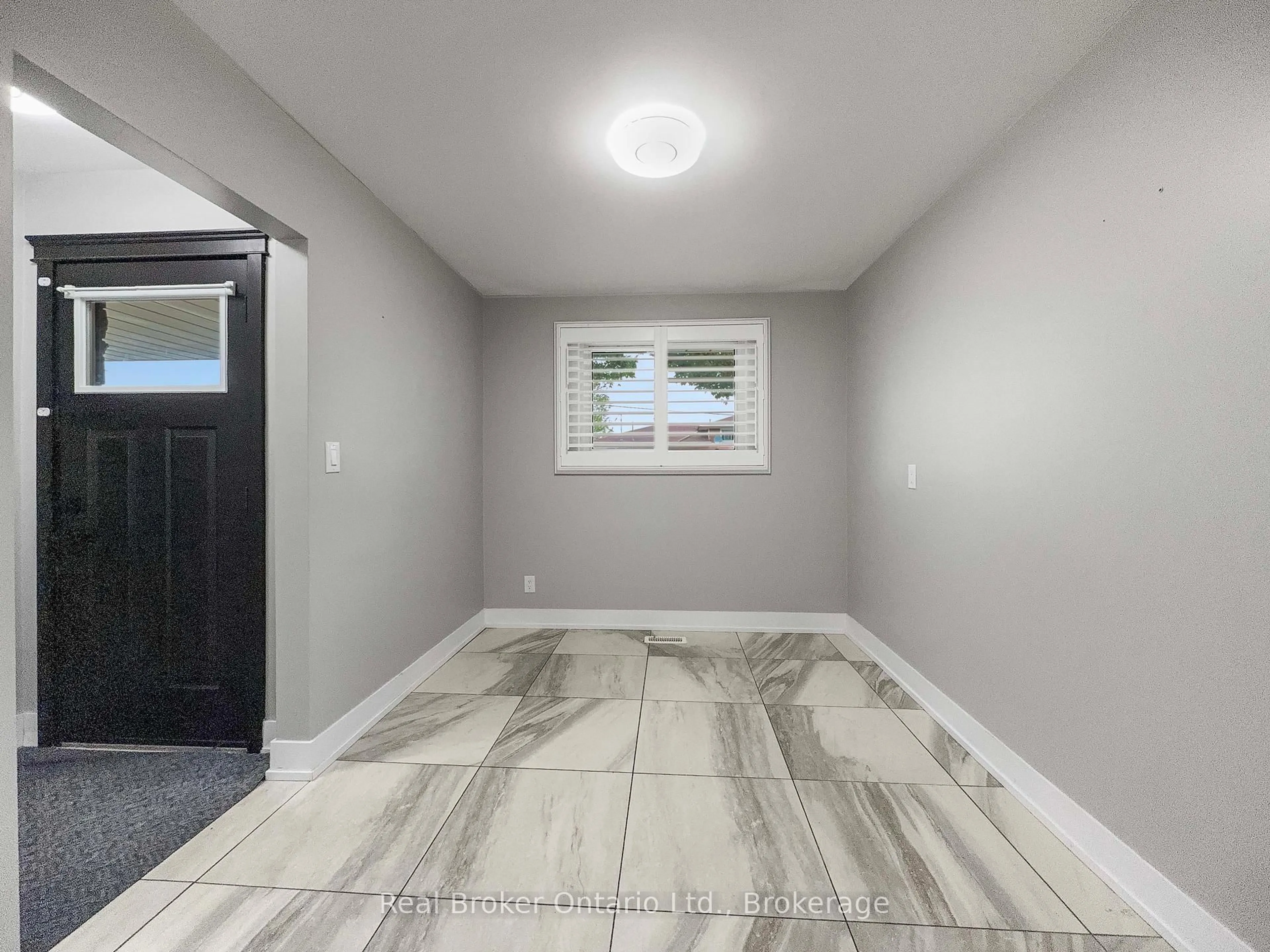 Indoor entryway for 14 Anson Ave, Hamilton Ontario L8T 2X3