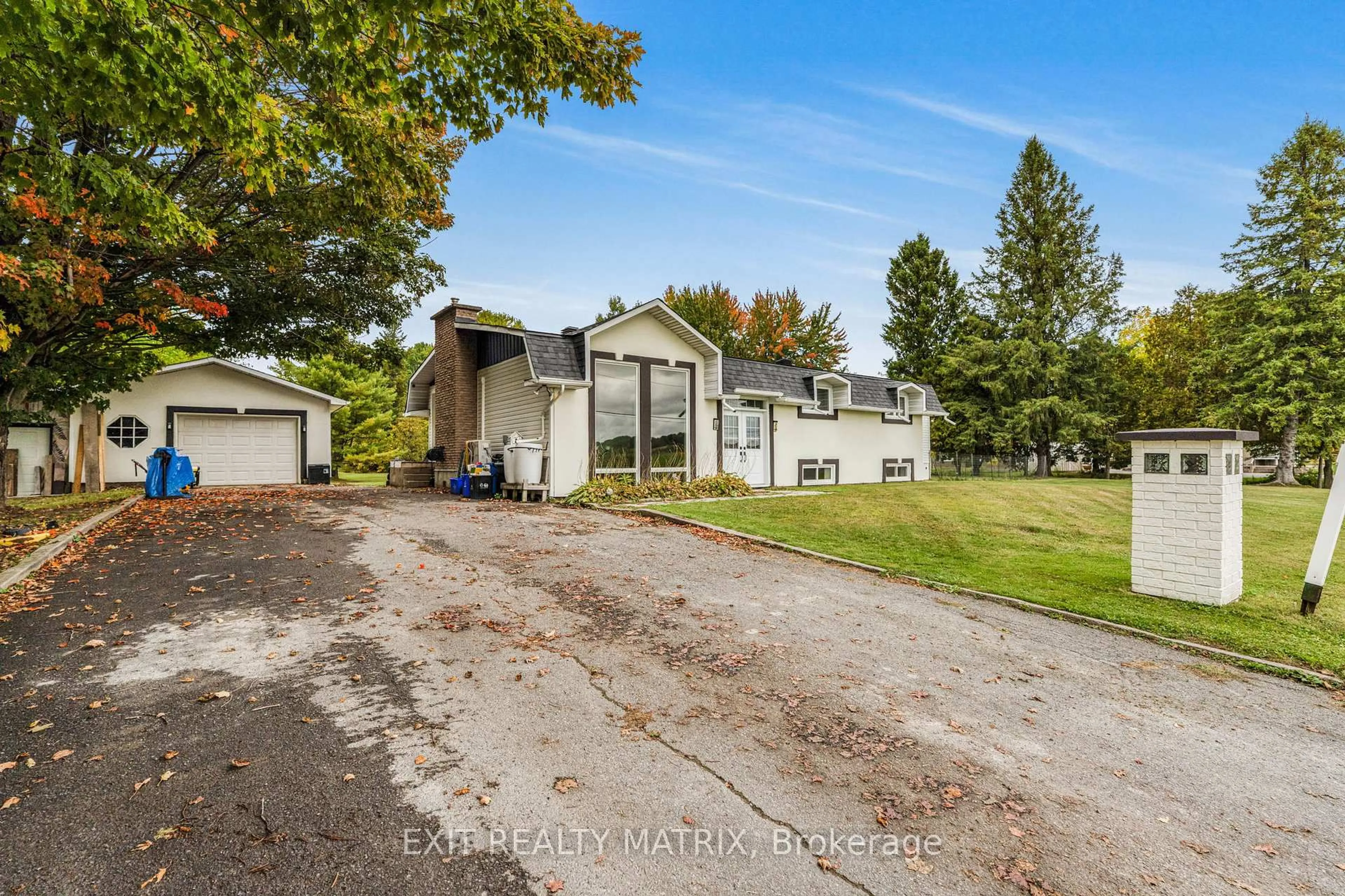 A pic from outside/outdoor area/front of a property/back of a property/a pic from drone, unknown for 1895 Clark Rd, Clarence-Rockland Ontario K4K 1K7