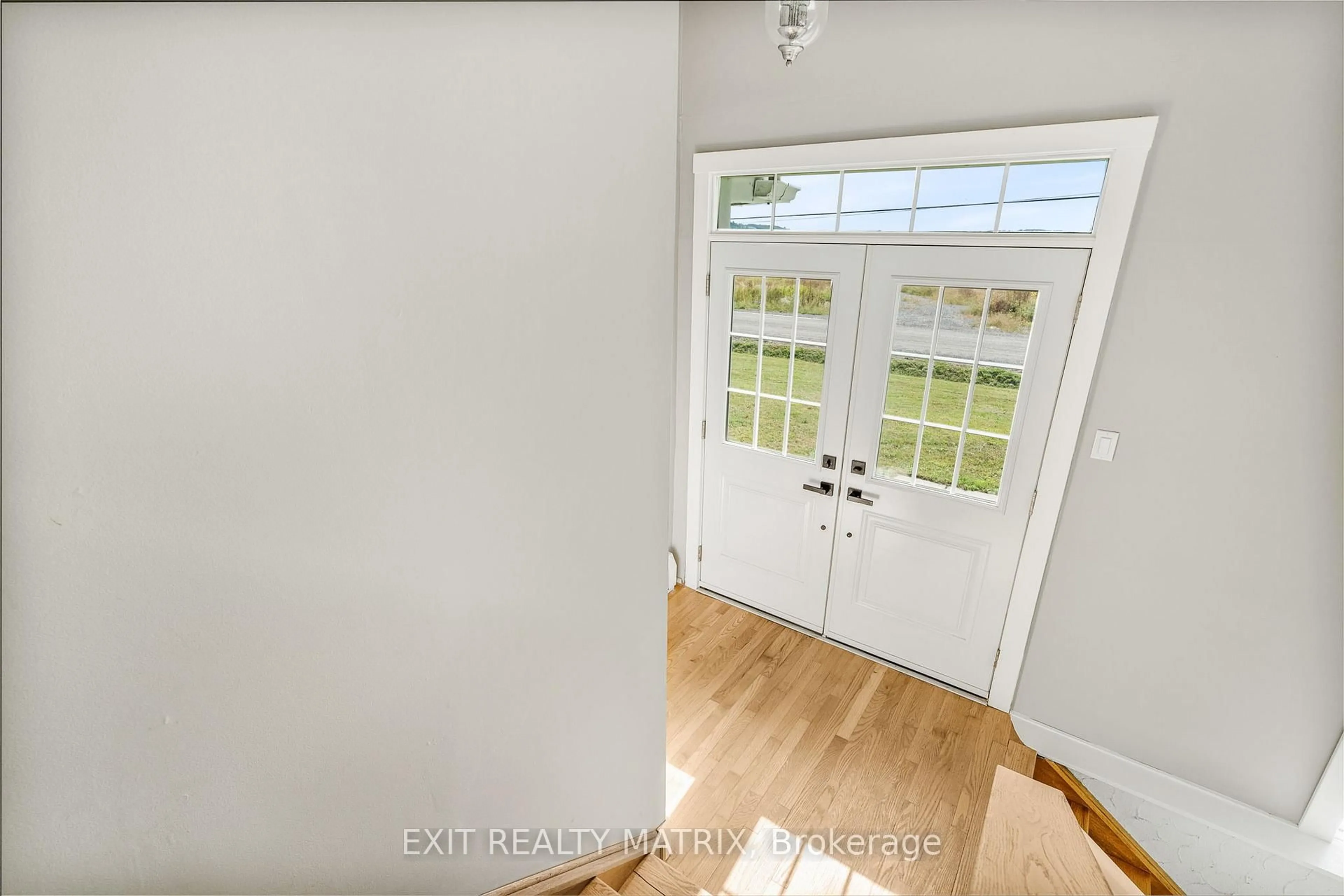 Indoor entryway for 1895 Clark Rd, Clarence-Rockland Ontario K4K 1K7