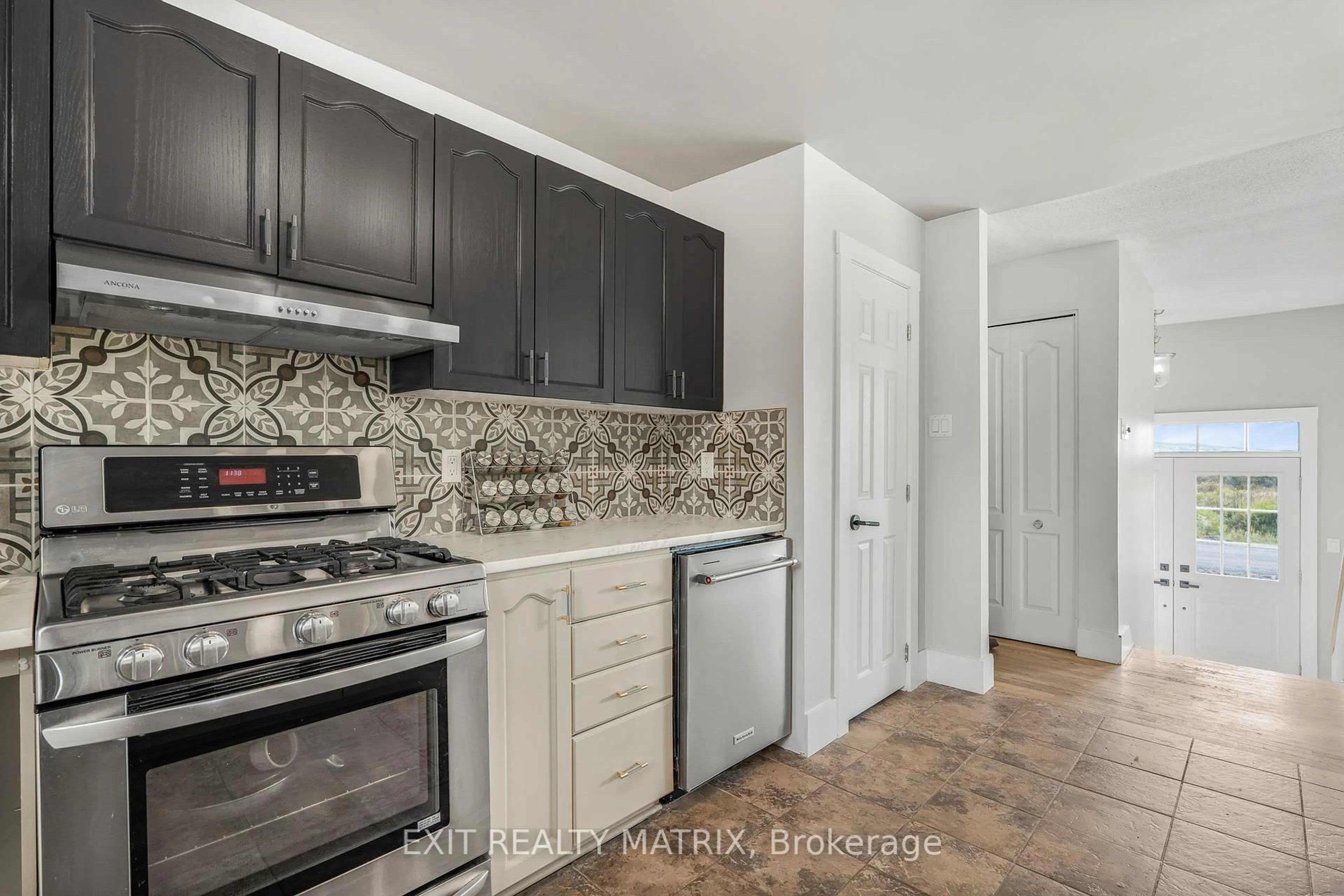 Standard kitchen, ceramic/tile floor for 1895 Clark Rd, Clarence-Rockland Ontario K4K 1K7