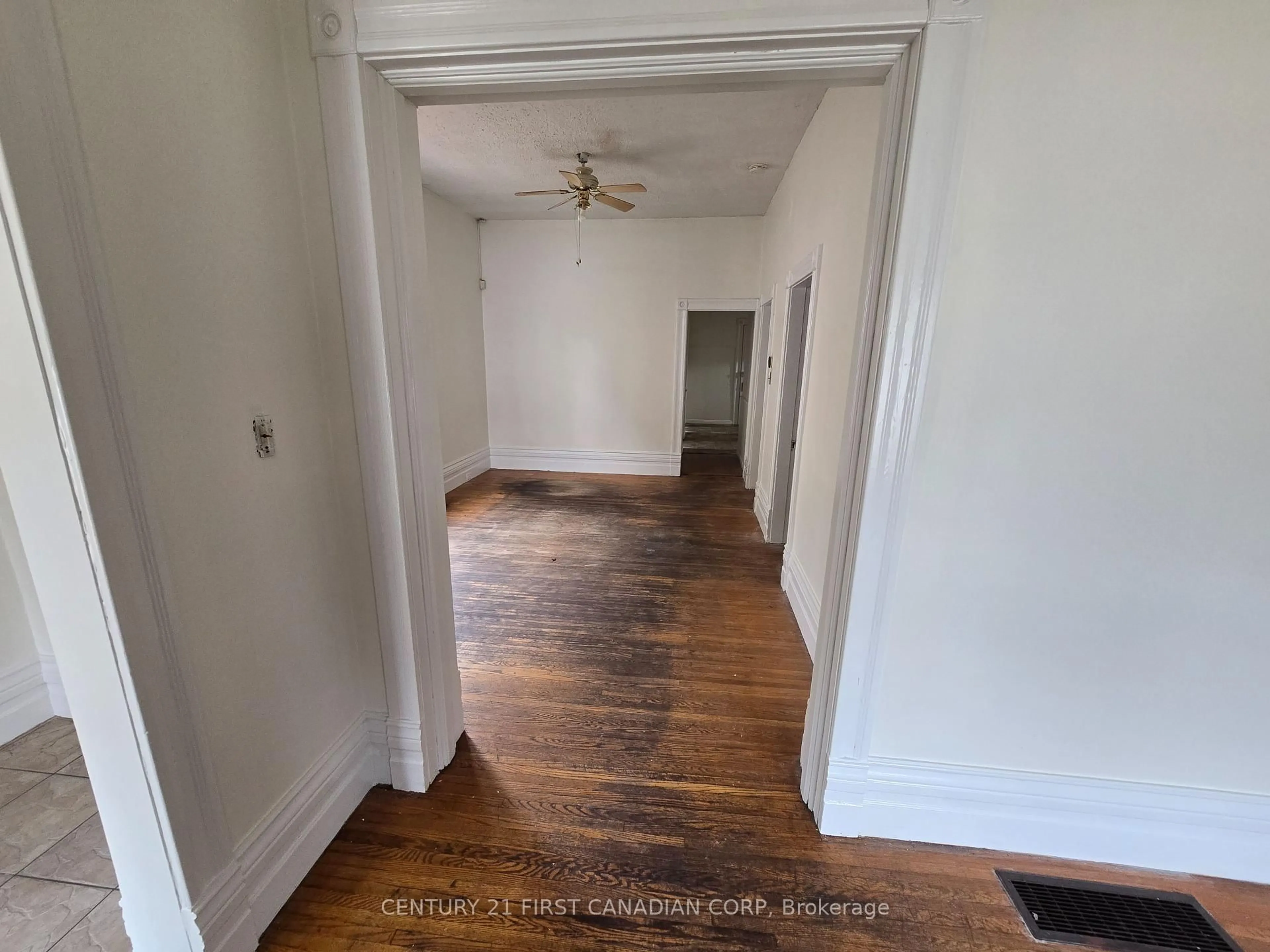 A pic of a room for 415 Oxford St, London East Ontario N5Y 3H5