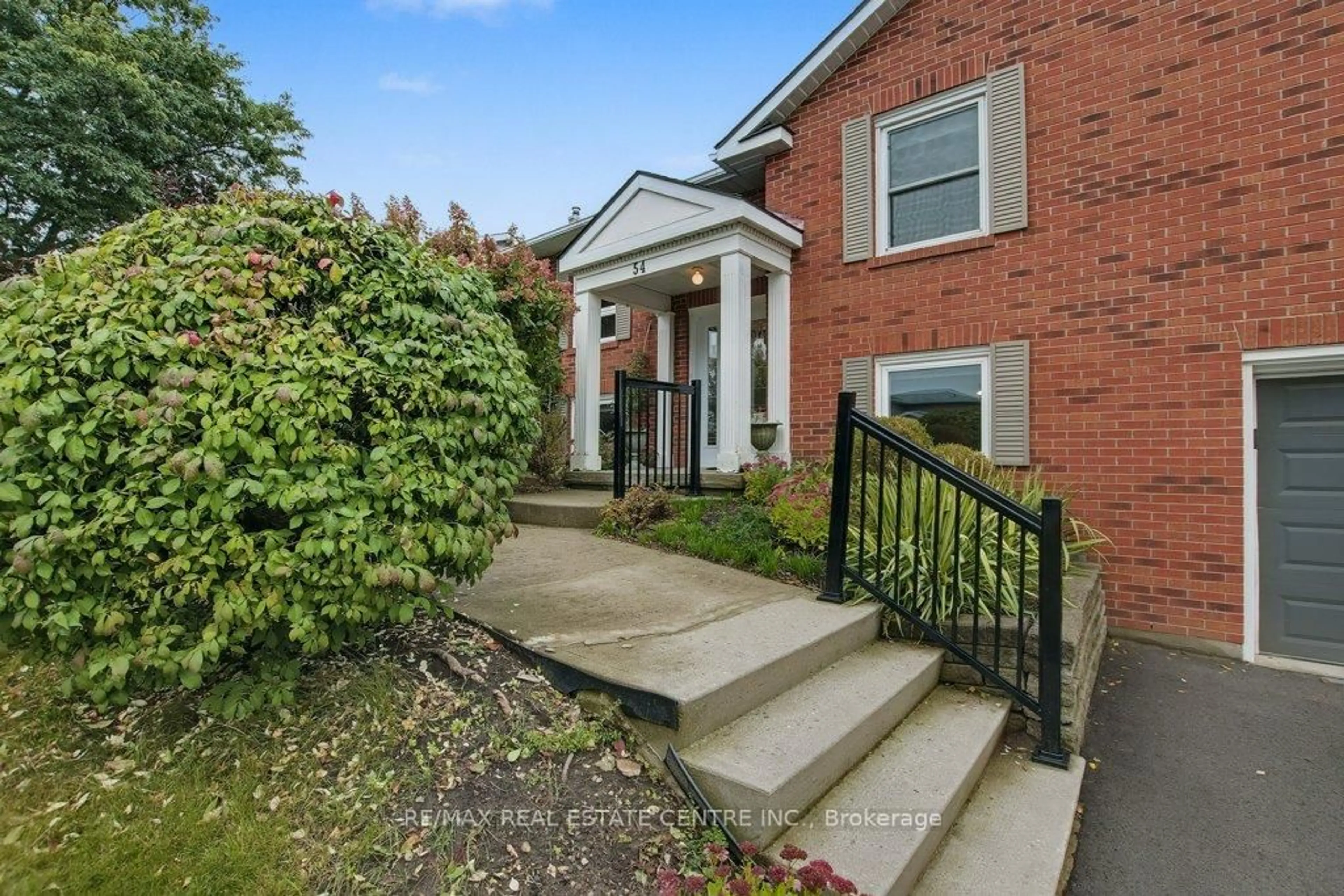 Home with brick exterior material, street for 54 Leslie Ave, Cambridge Ontario N1S 4N7