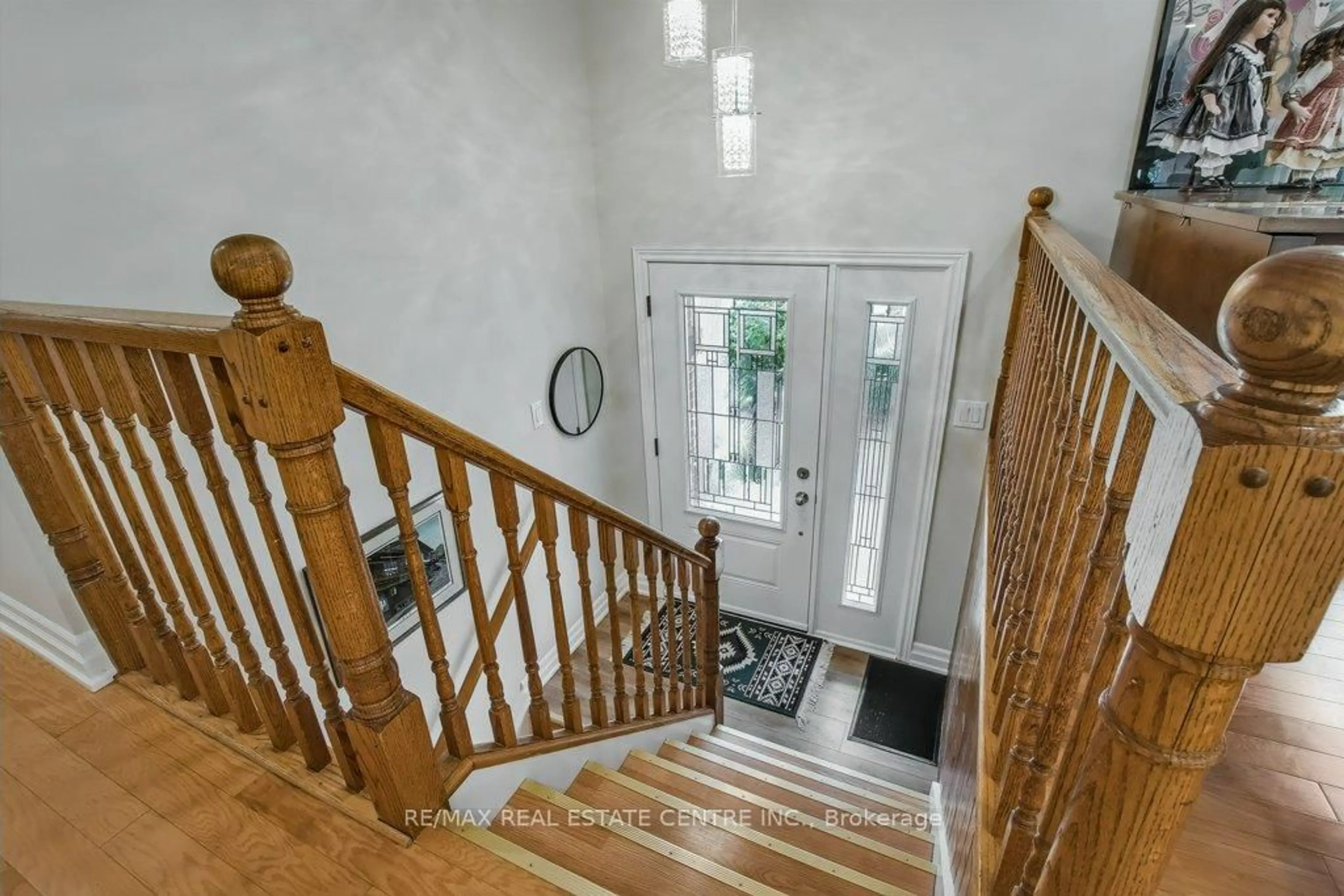 Indoor foyer for 54 Leslie Ave, Cambridge Ontario N1S 4N7