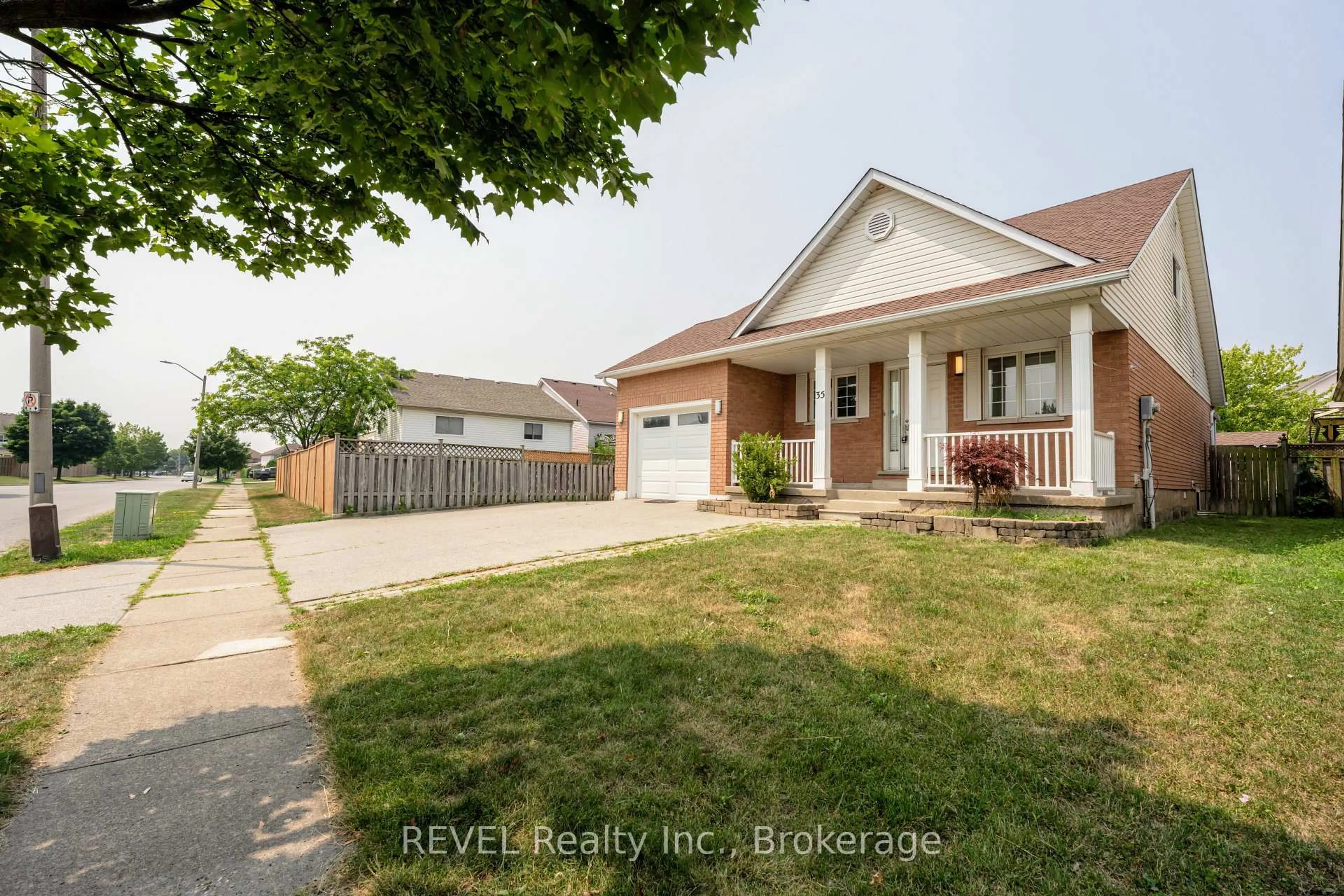 A pic from outside/outdoor area/front of a property/back of a property/a pic from drone, street for 35 Summers Dr, Thorold Ontario L2V 4Z9