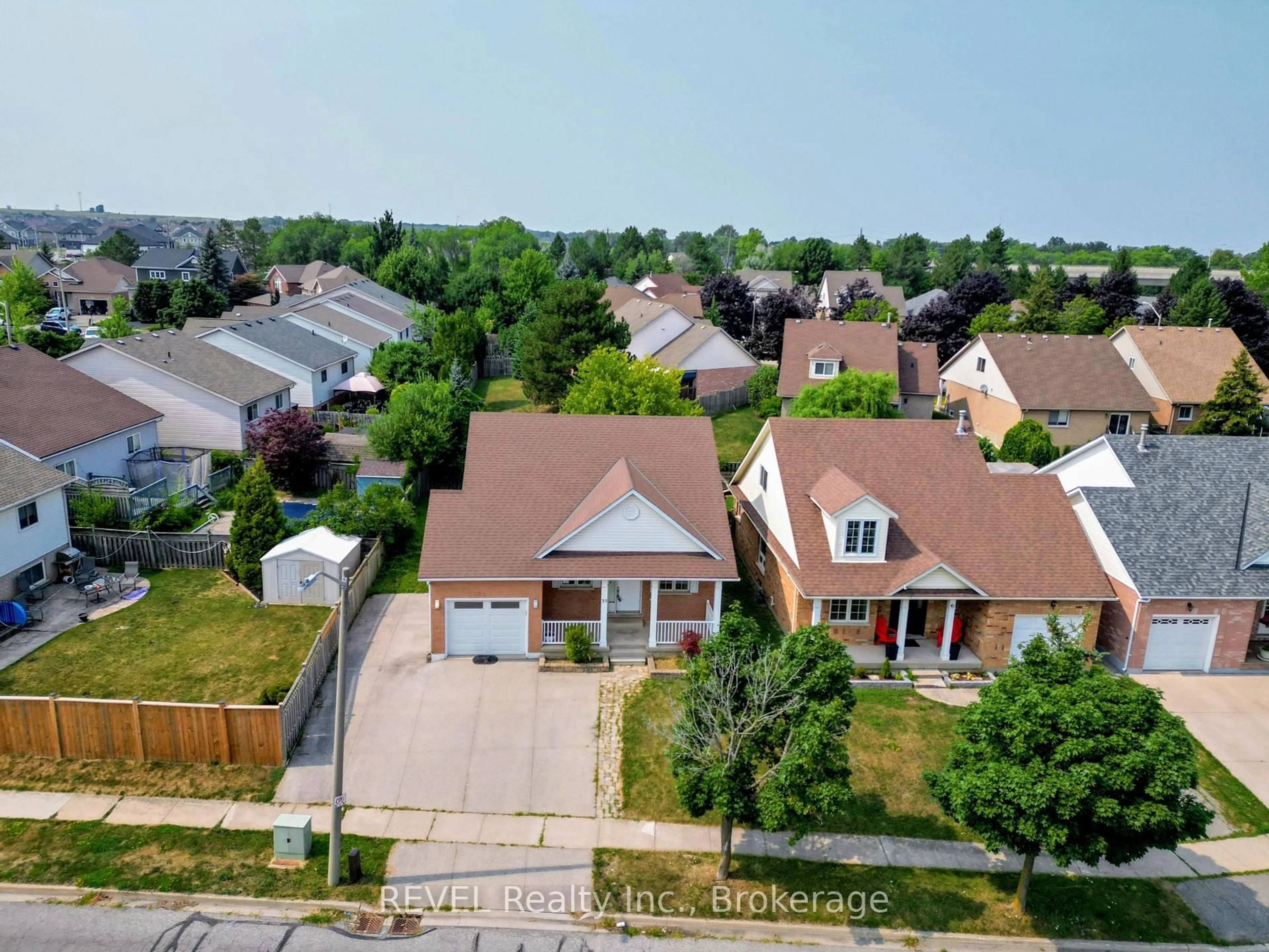 A pic from outside/outdoor area/front of a property/back of a property/a pic from drone, street for 35 Summers Dr, Thorold Ontario L2V 4Z9