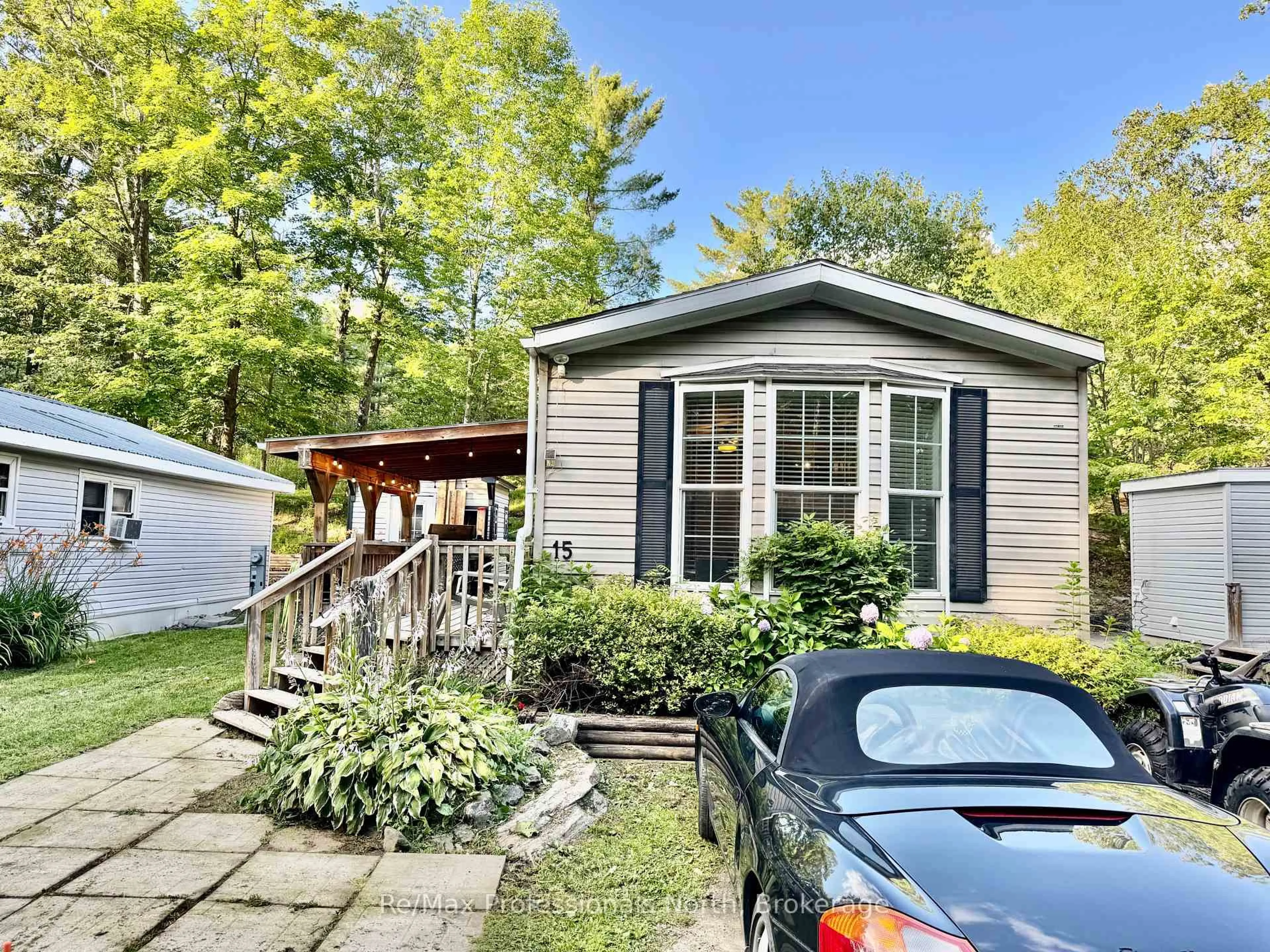 Home with vinyl exterior material, street for 1007 RACOON Rd #15, Gravenhurst Ontario P1P 1R1